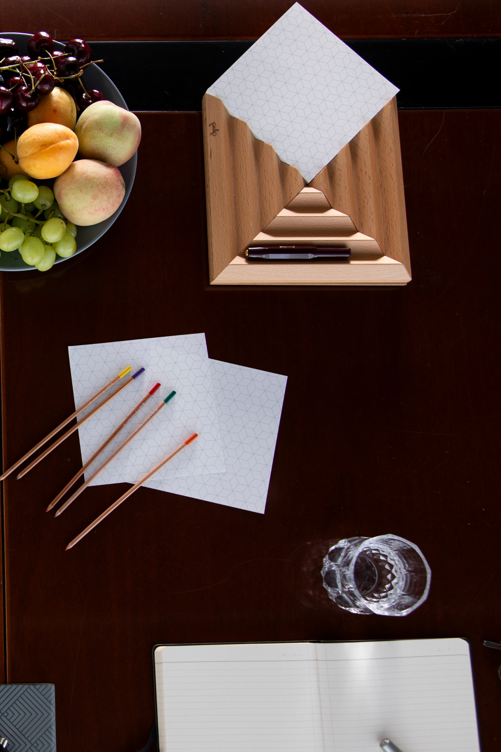 טובלרונו יהלום | מגש עץ בוק משולב דפי ממו לשולחן עבודה וחדרי ישיבות