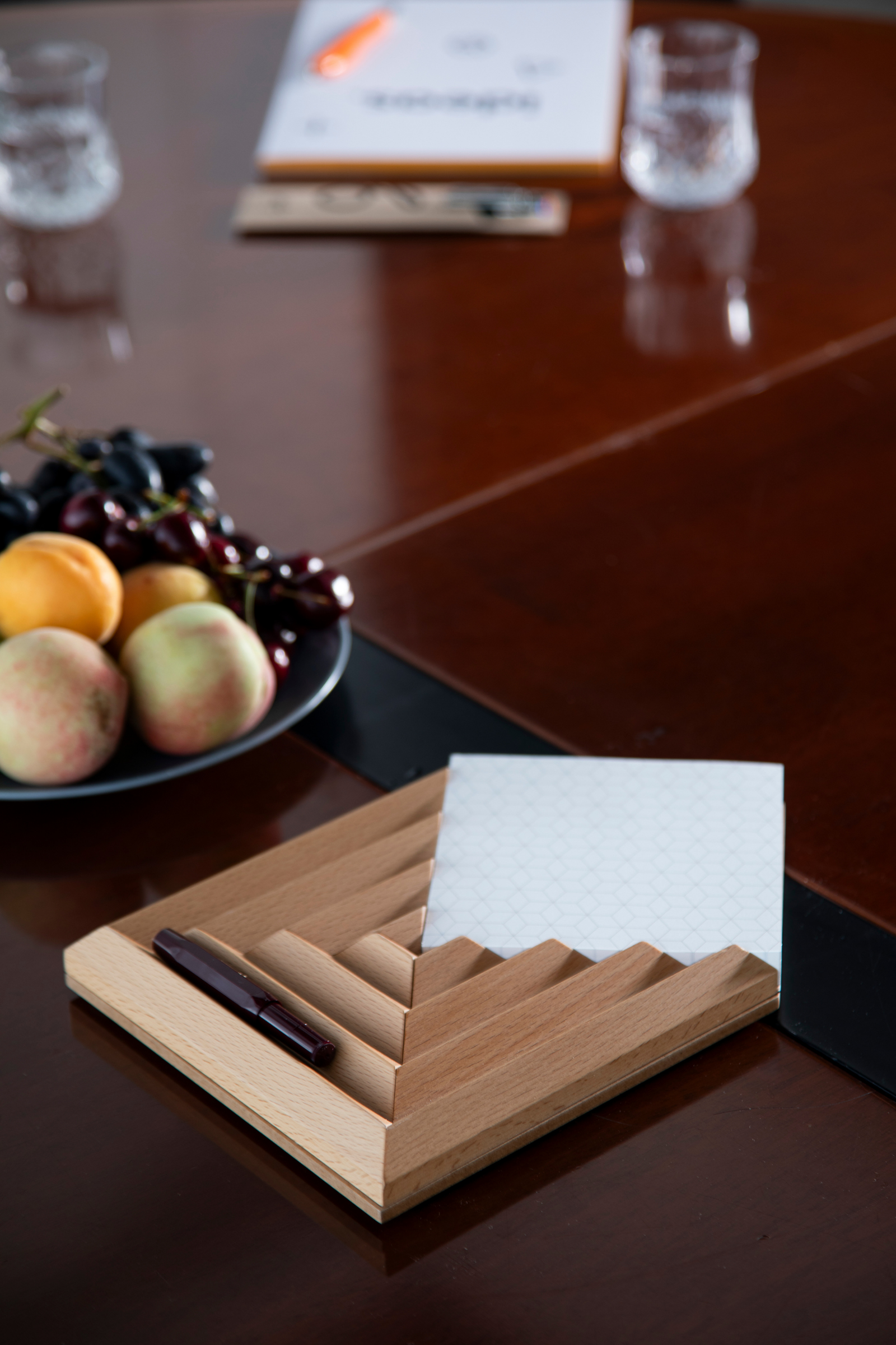 טובלרונו יהלום | מגש עץ בוק משולב דפי ממו לשולחן עבודה וחדרי ישיבות