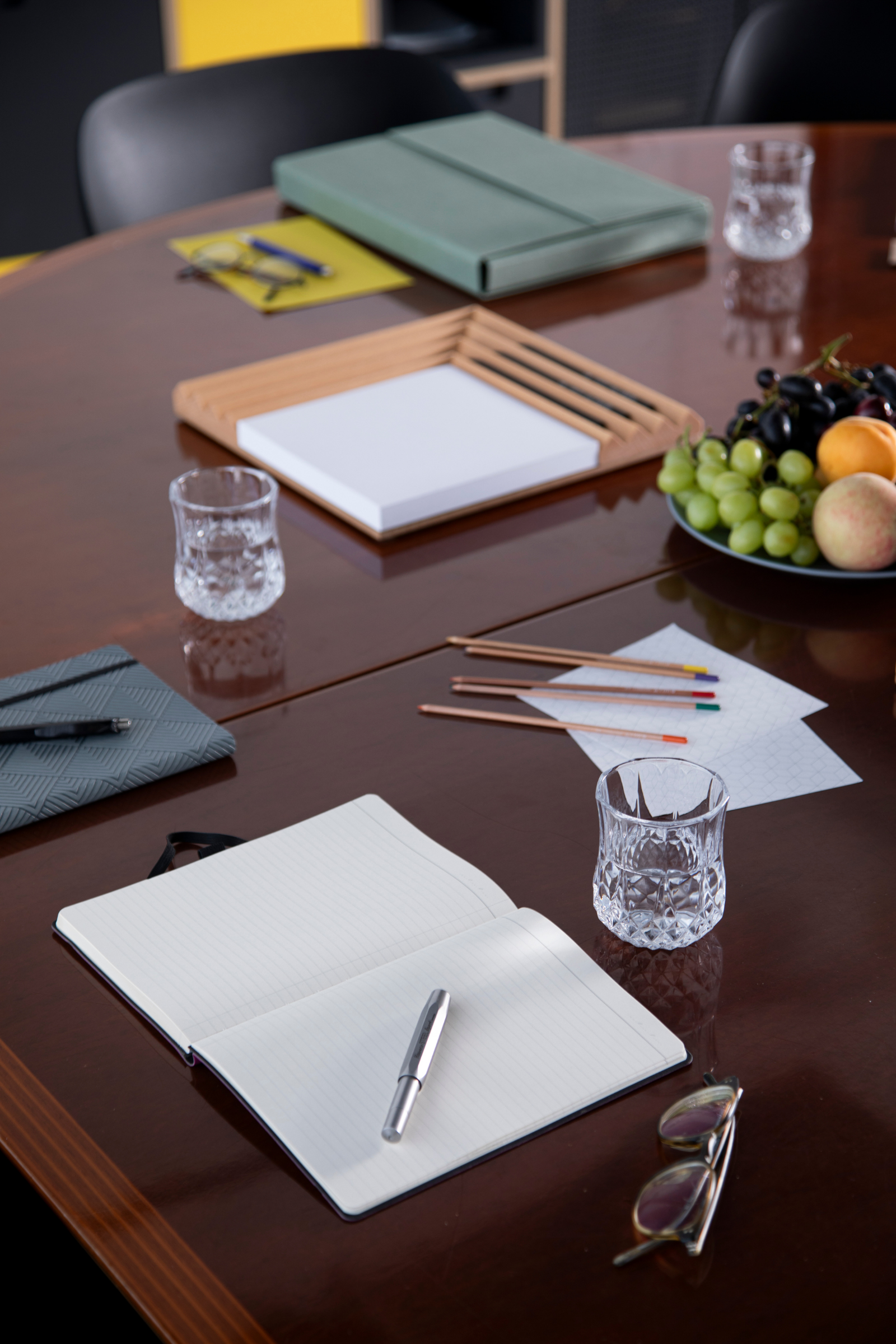 טובלרונו קורנר | אורגנייזר עץ פינתי משולב דפי ממו לשולחן עבודה וחדרי ישיבות