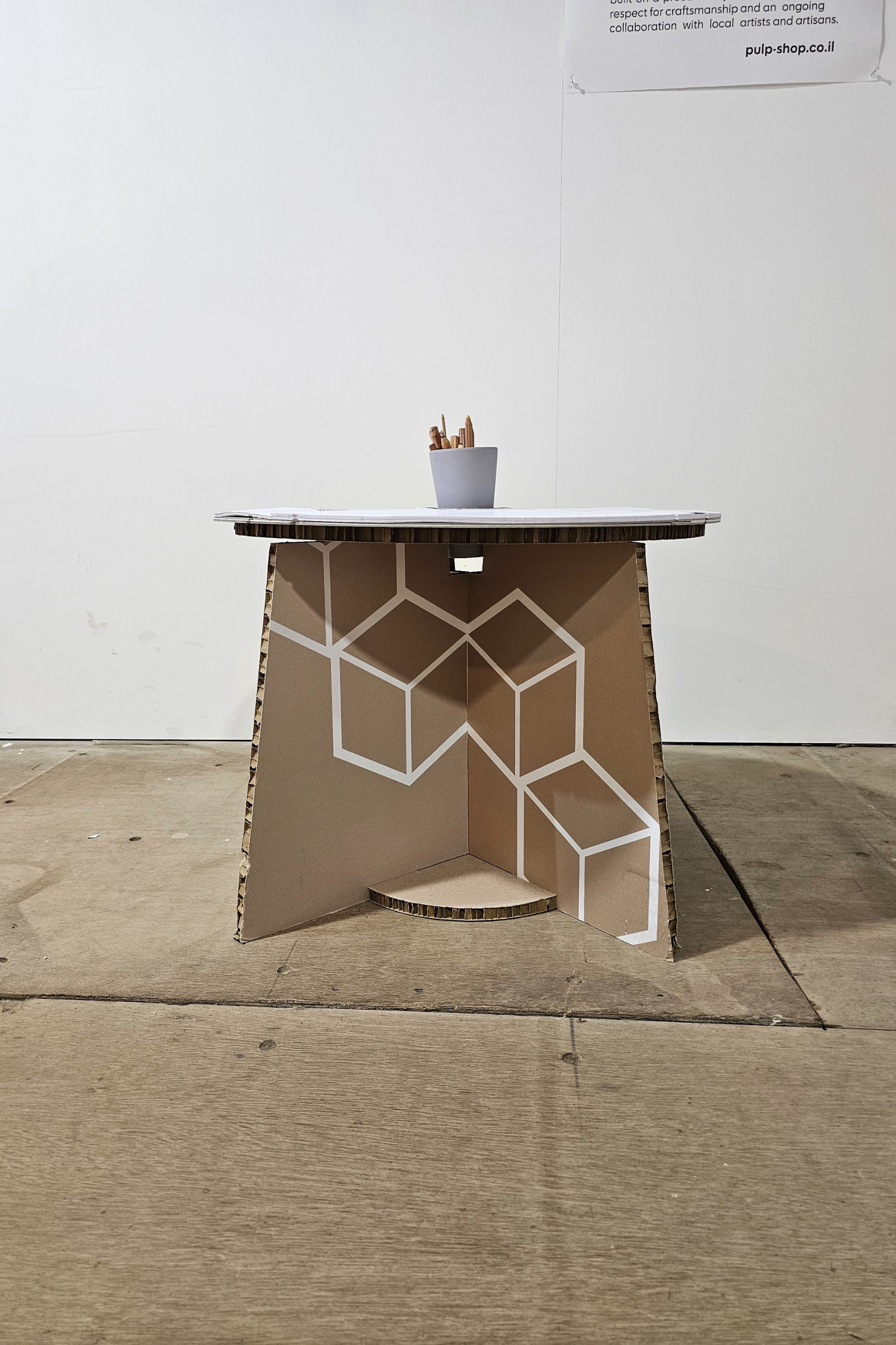 שולחן ציור חוויתי מקרטון לילדים