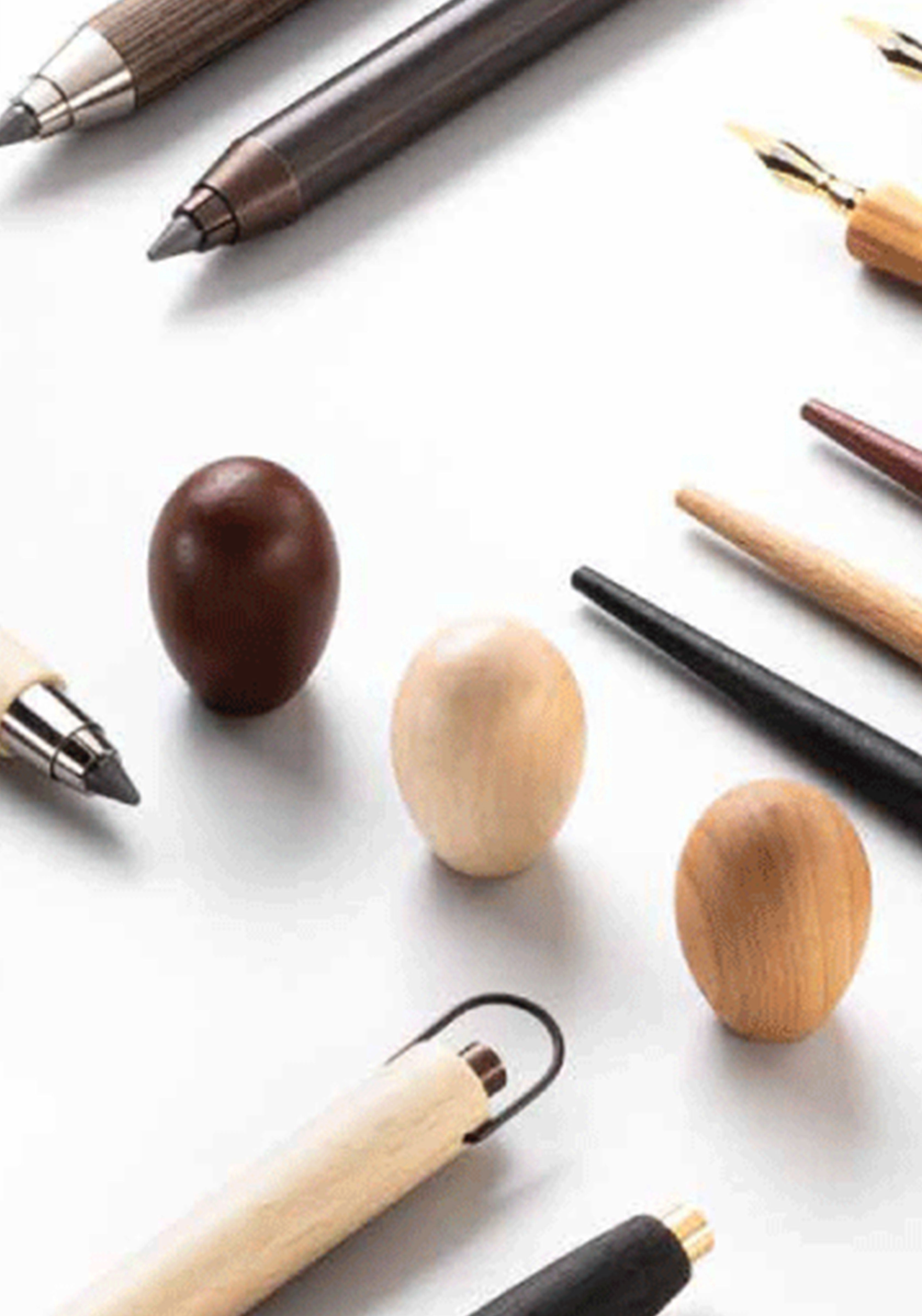 מחדד ביצה מעץ בוק שחור לחידוד גרפיט בעובי 5.6 מ"מ | E+M THINK BIG SHARPENER