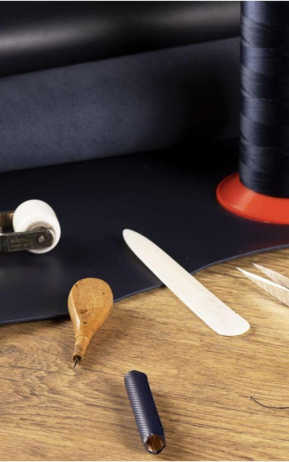 עט נובע יוקרתי במהדורה מוגבלת + נרתיק עור | SET VARIUS TROPHY | Caran d'Ache