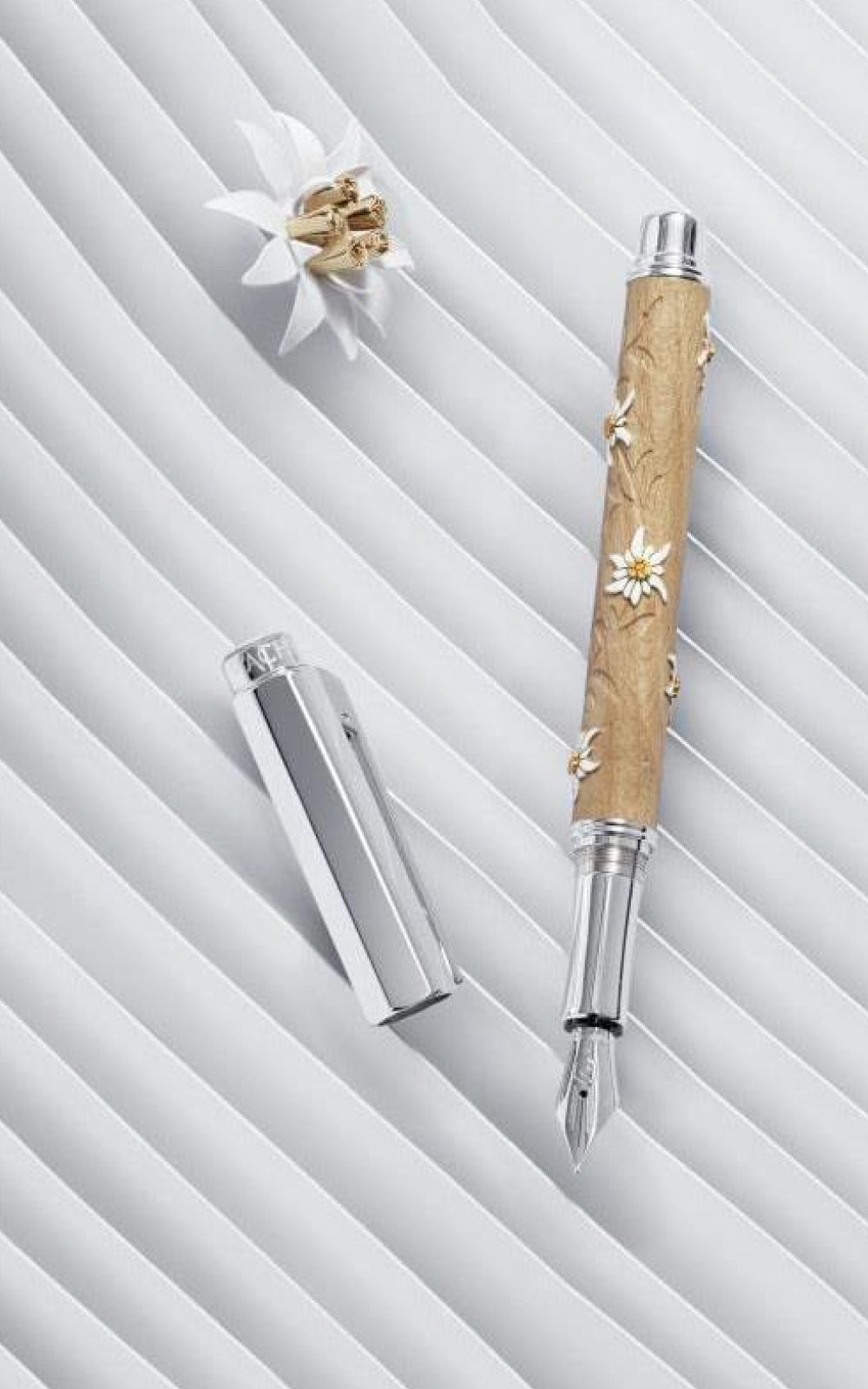 עט נובע יוקרתי + נרתיק עור | וריוס אדלוייס | VARIUS EDELWEISS | Caran d'Ache