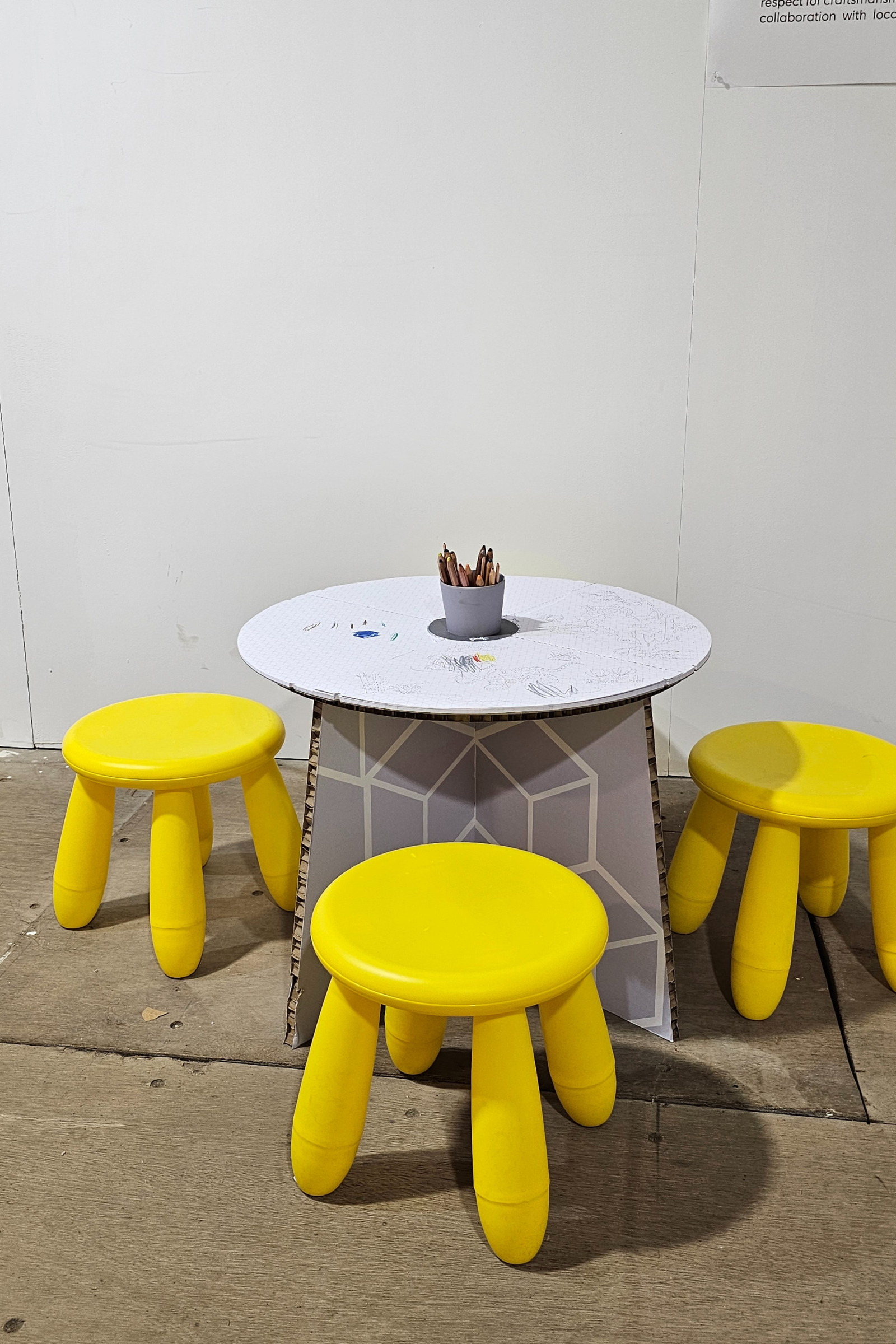 שולחן ציור חוויתי מקרטון לילדים