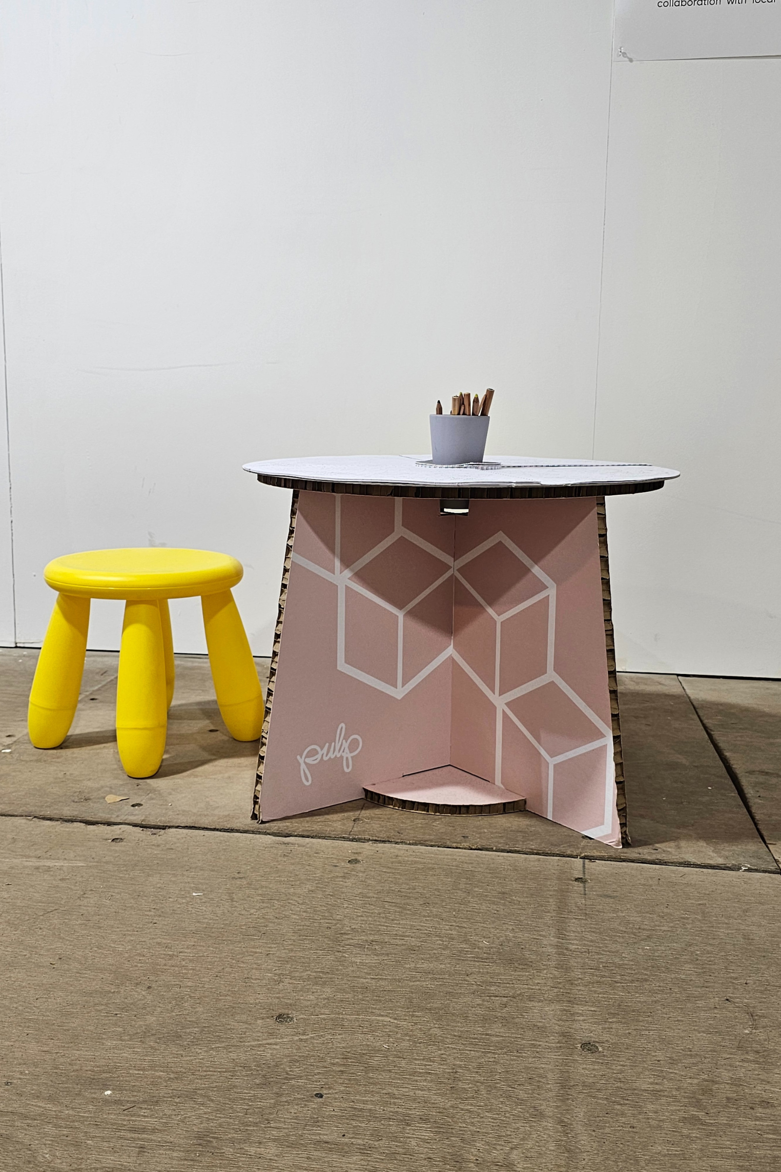 שולחן ציור חוויתי מקרטון לילדים