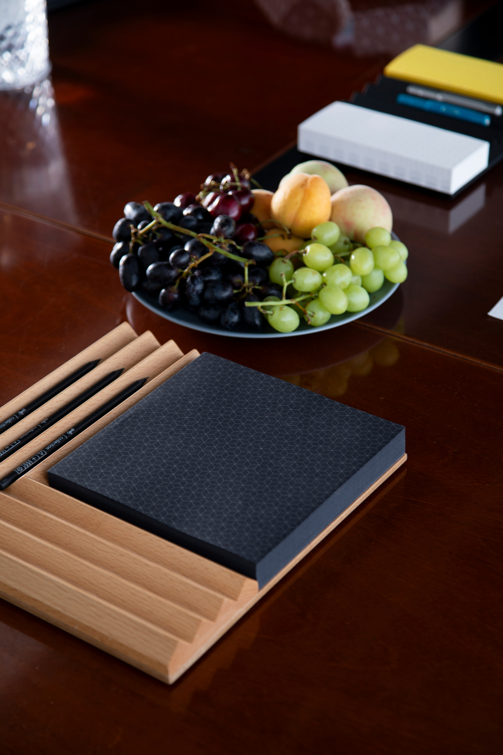 טובלרונו קורנר | אורגנייזר עץ פינתי משולב דפי ממו לשולחן עבודה וחדרי ישיבות