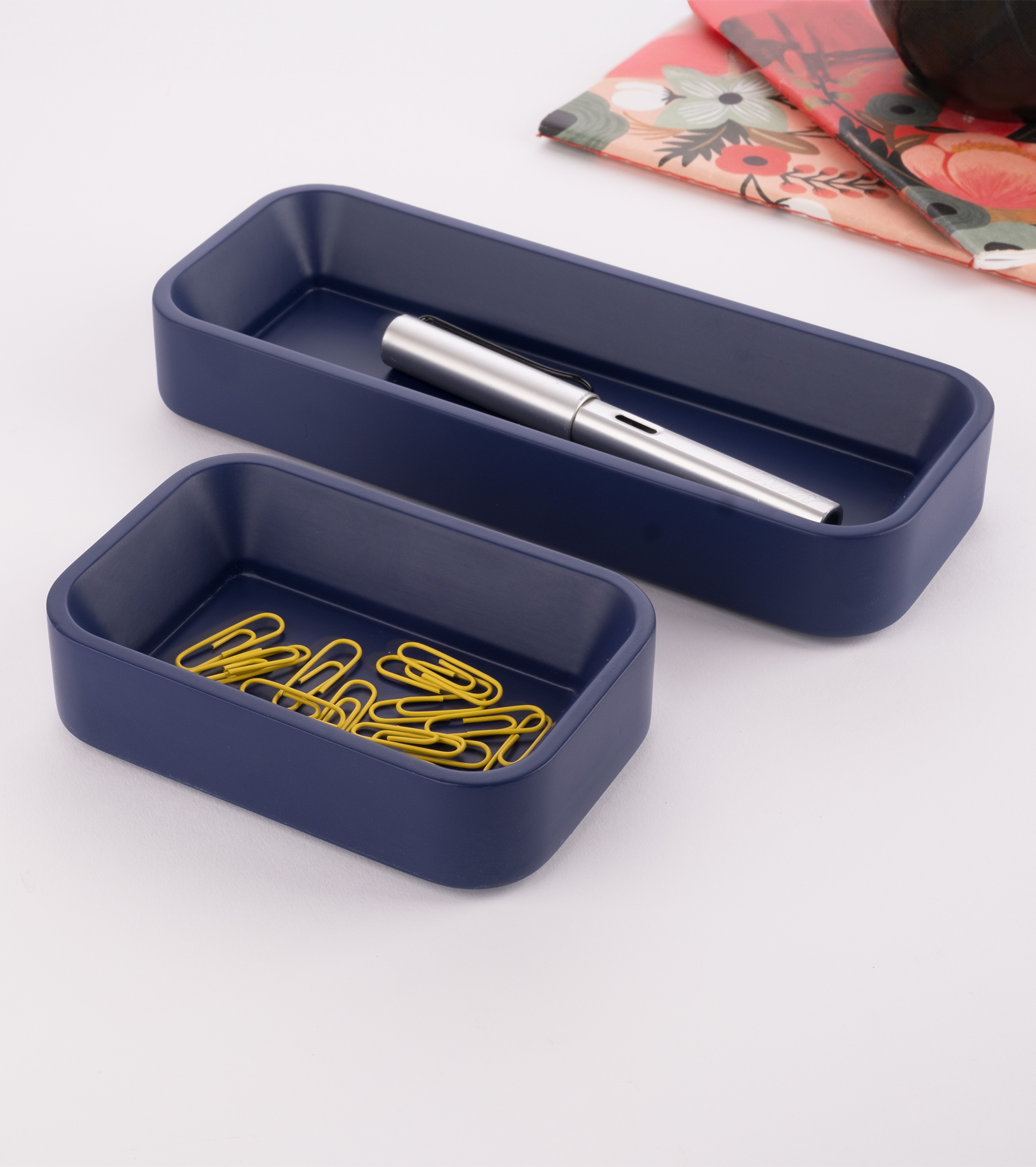 מגש לכלי כתיבה מעץ בעיצוב מודרני לשולחן מאורגן | גימור בצבע לבחירה