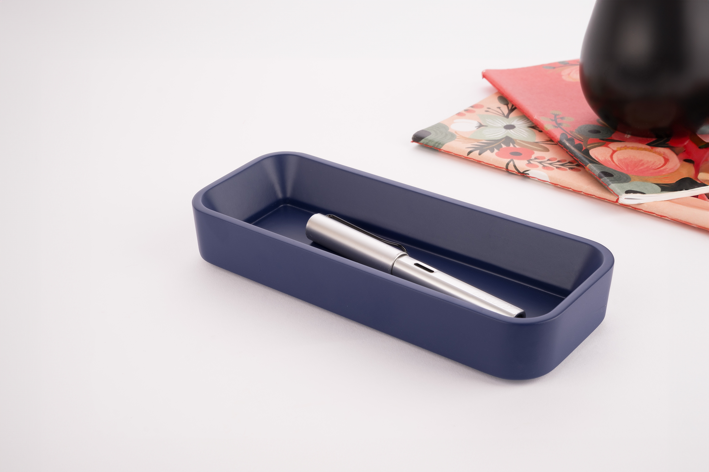 מגש לכלי כתיבה מעץ בעיצוב מודרני לשולחן מאורגן | גימור בצבע לבחירה