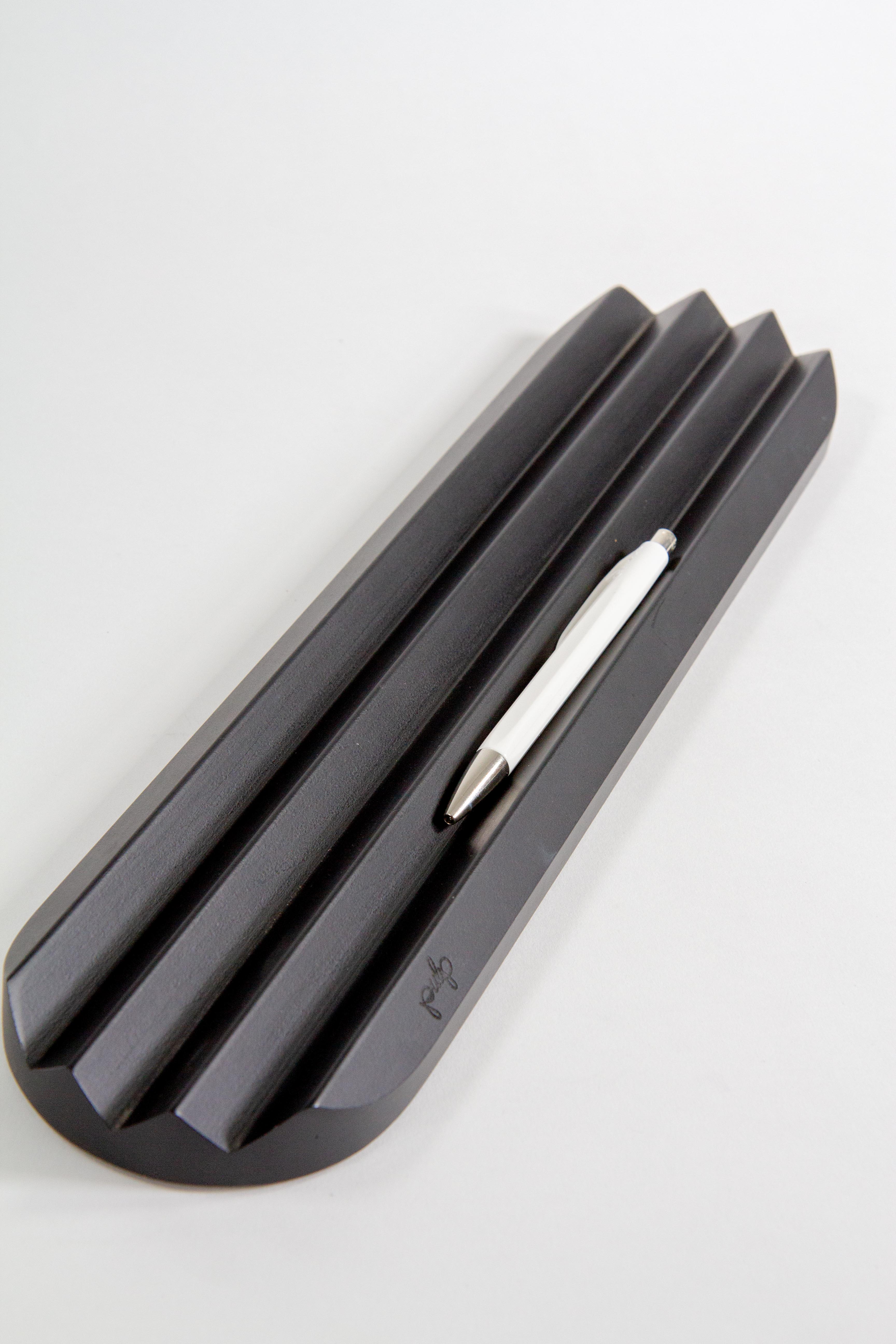 שולחן אלגנטי בשחור לבן | מגש עץ טובלרונו + עט קראנדש