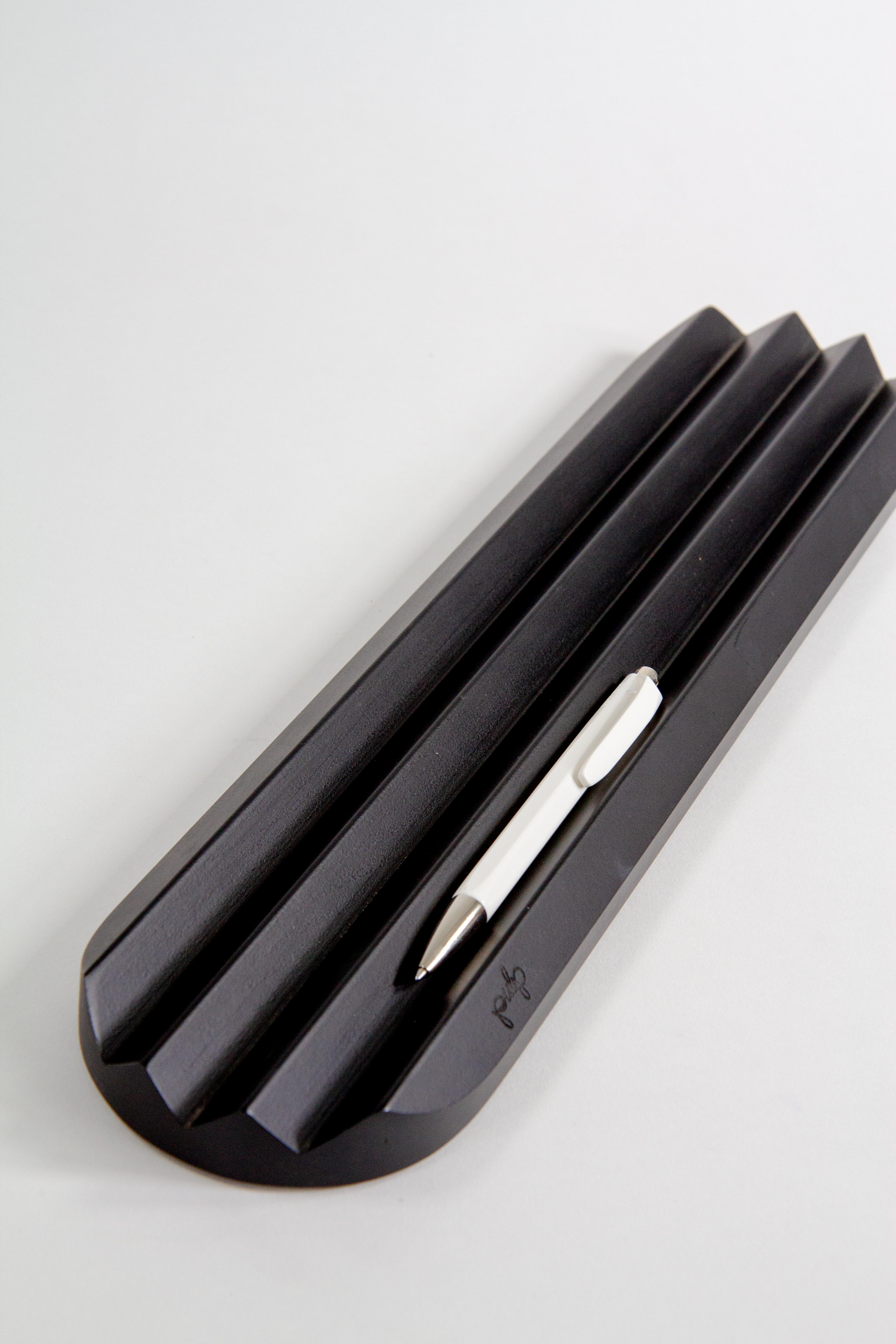 שולחן אלגנטי בשחור לבן | מגש עץ טובלרונו + עט קראנדש