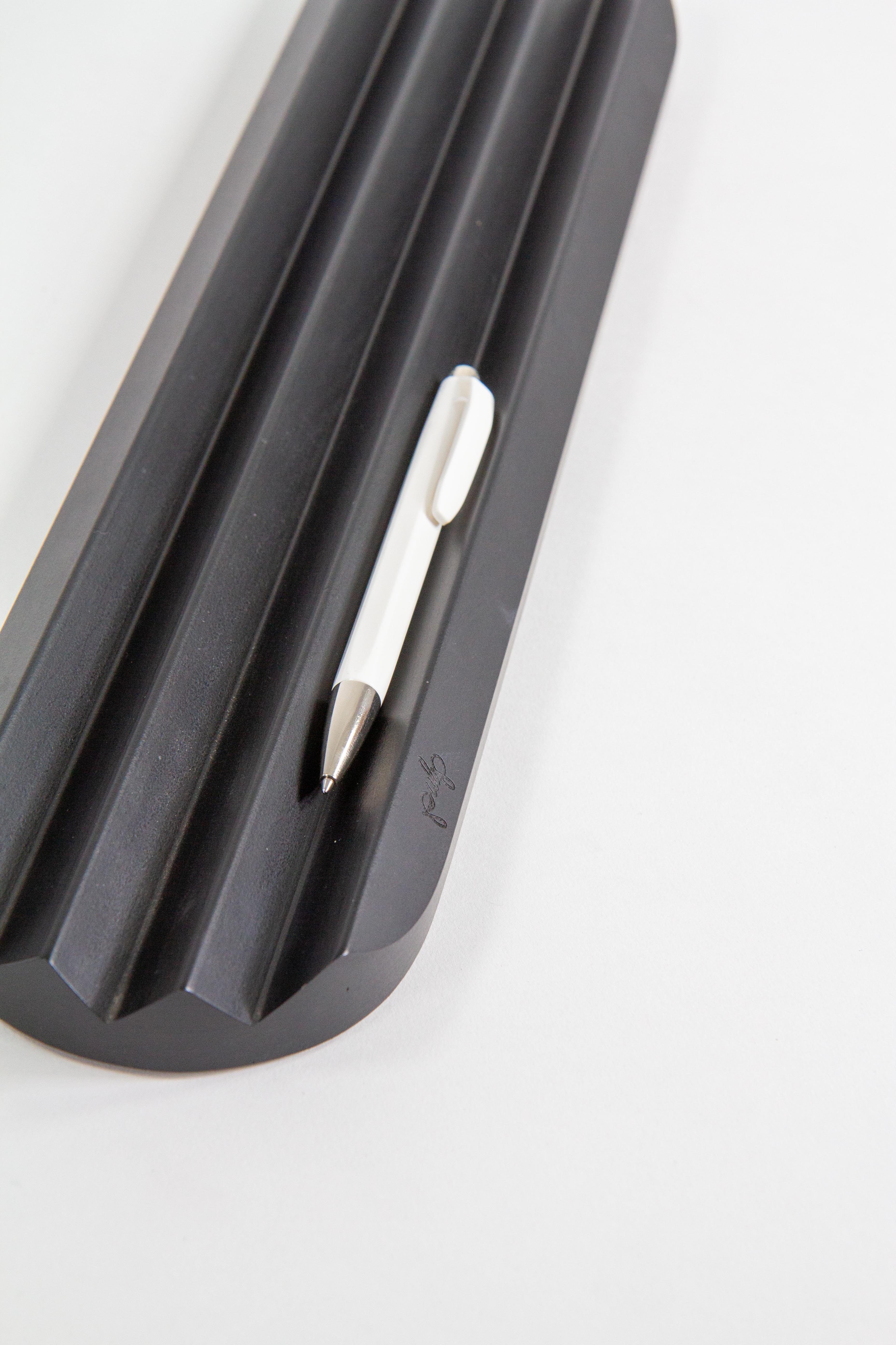 שולחן אלגנטי בשחור לבן | מגש עץ טובלרונו + עט קראנדש