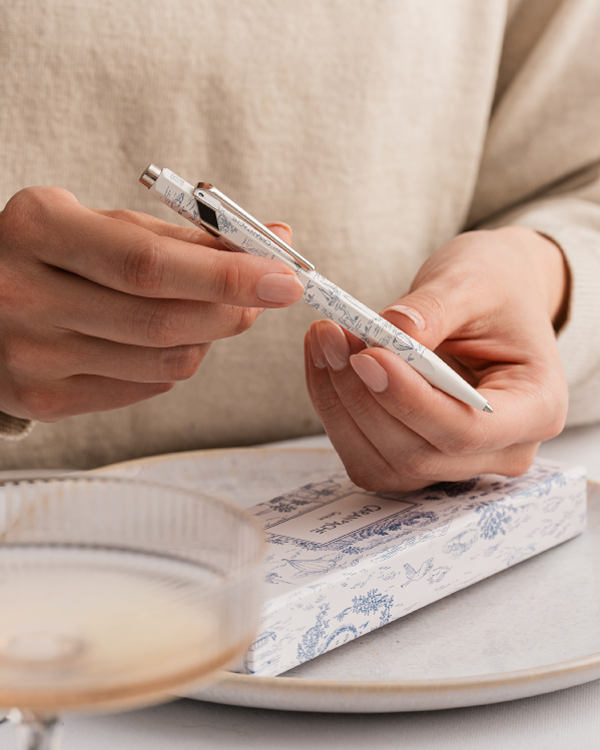 עט כדורי לבן מאוייר | CARAN D'ACHE 849™ BALLPOINT PEN TOILE DE JOUY