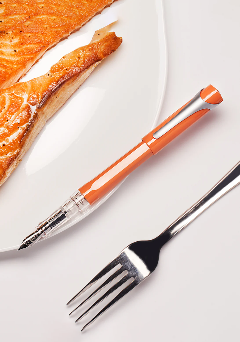 עט נובע כתום + 10 מחסניות דיו | TWSBI Swipe Salmon