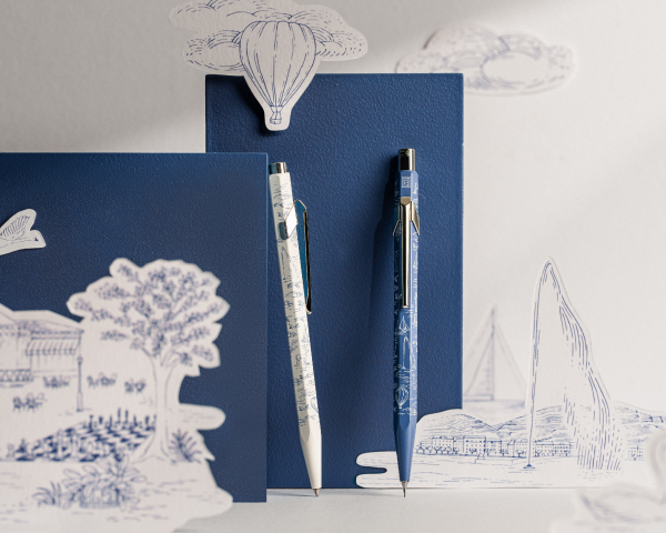 סט של עט כדורי ועיפרון מכני 0.5 מ"מ | CARAN D'ACHE 849™ WRITING SET TOILE DE JOUY