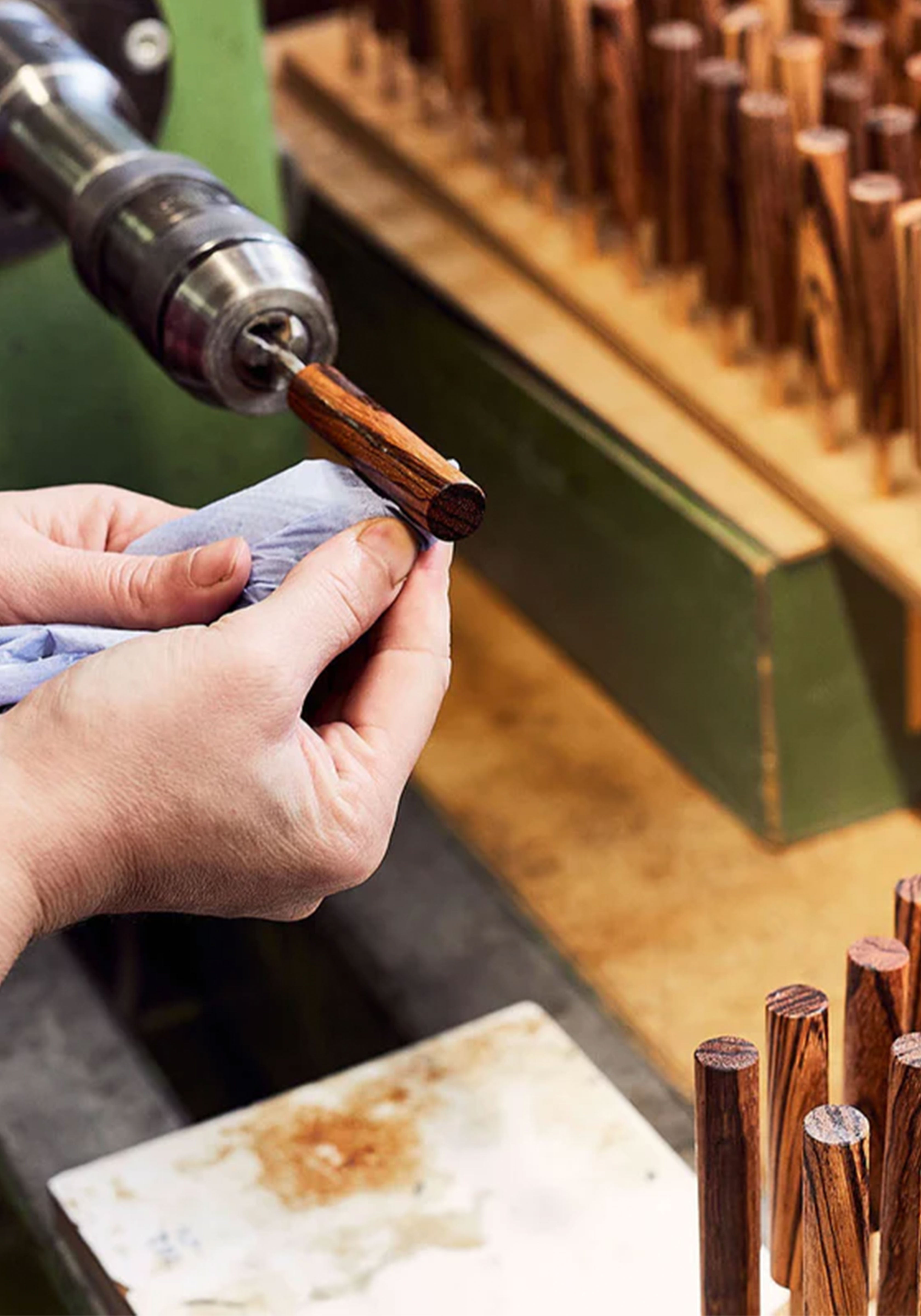 עט כדורי מעץ אגוז בגימור אורגנו | E+M Swing