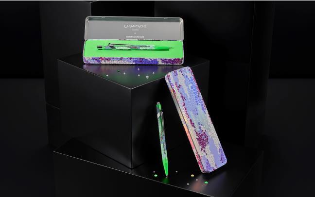 עט כדורי מסדרה 849 של קרנדאש ירוק ניאון | שיתוף פעולה עם מעצב העל גרמנייר | CARAN D’ACHE + GERMANIER LES FULGUREUSES מהדורה מיוחדת ומוגבלת 2025