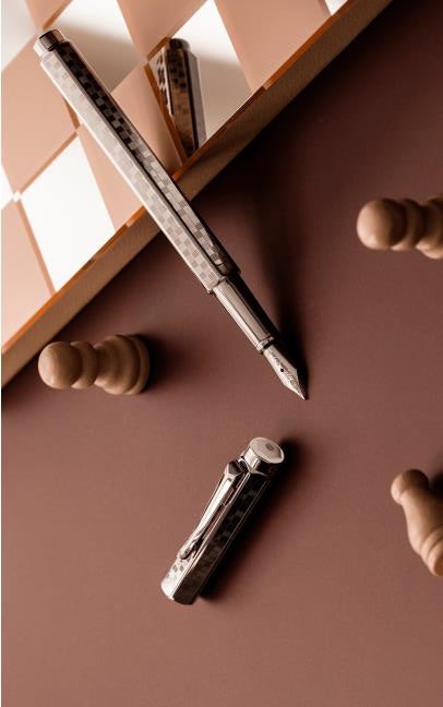 עט נובע יוקרתי אקרידור דמקה | Caran D'Ache Fountain Pen Ecridor Damier Grey Silver