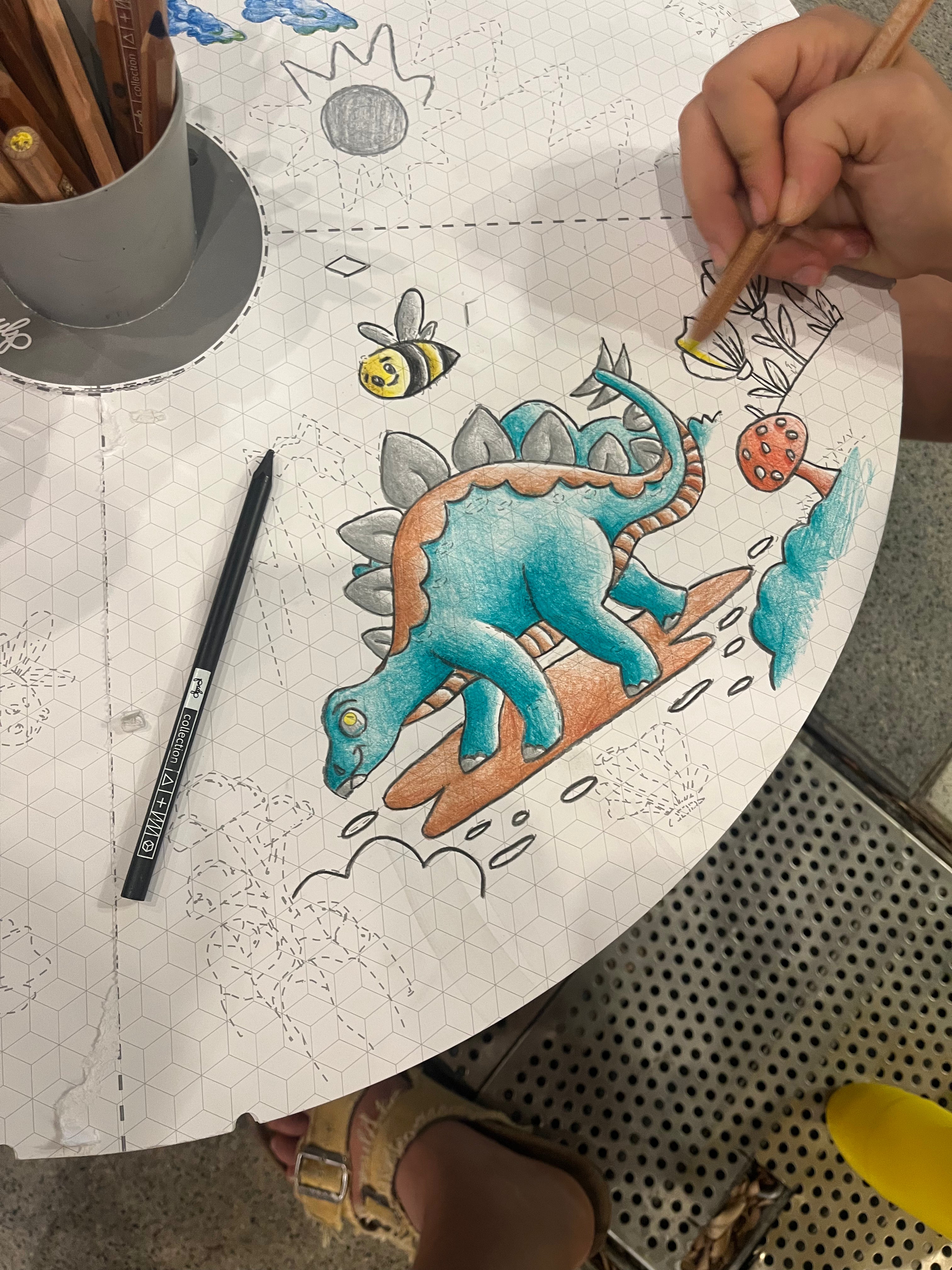 שולחן ציור חוויתי מקרטון לילדים