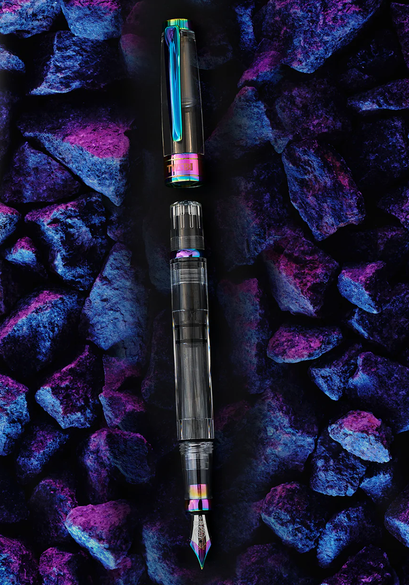 עט נובע בגימור זוהר מחליף גוונים | TWSBI Diamond 580 IRIS