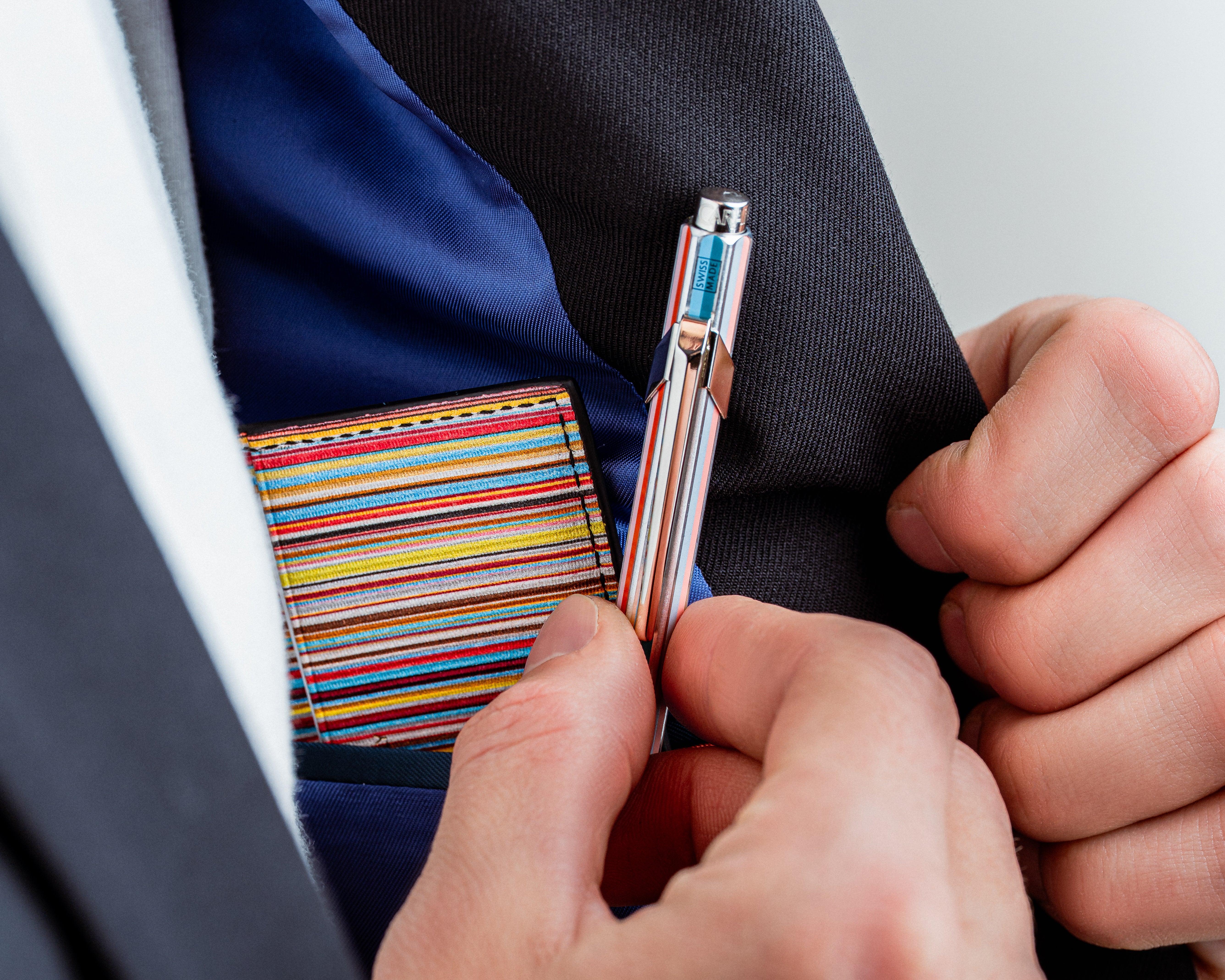 עט כדורי כסוף ומפוספס מסדרת 849 | CARAN D’ACHE + PAUL SMITH EDITION 5 GREY SILVER