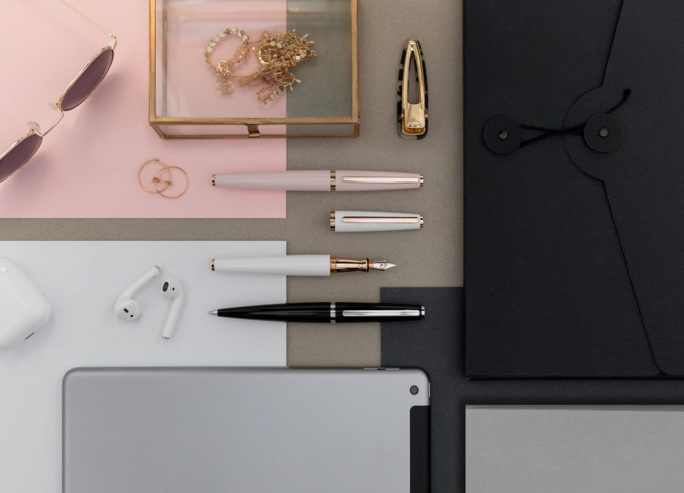 OTTO HUTT DESIGN 06 עט רולר בצבע לילך אפור מבריק