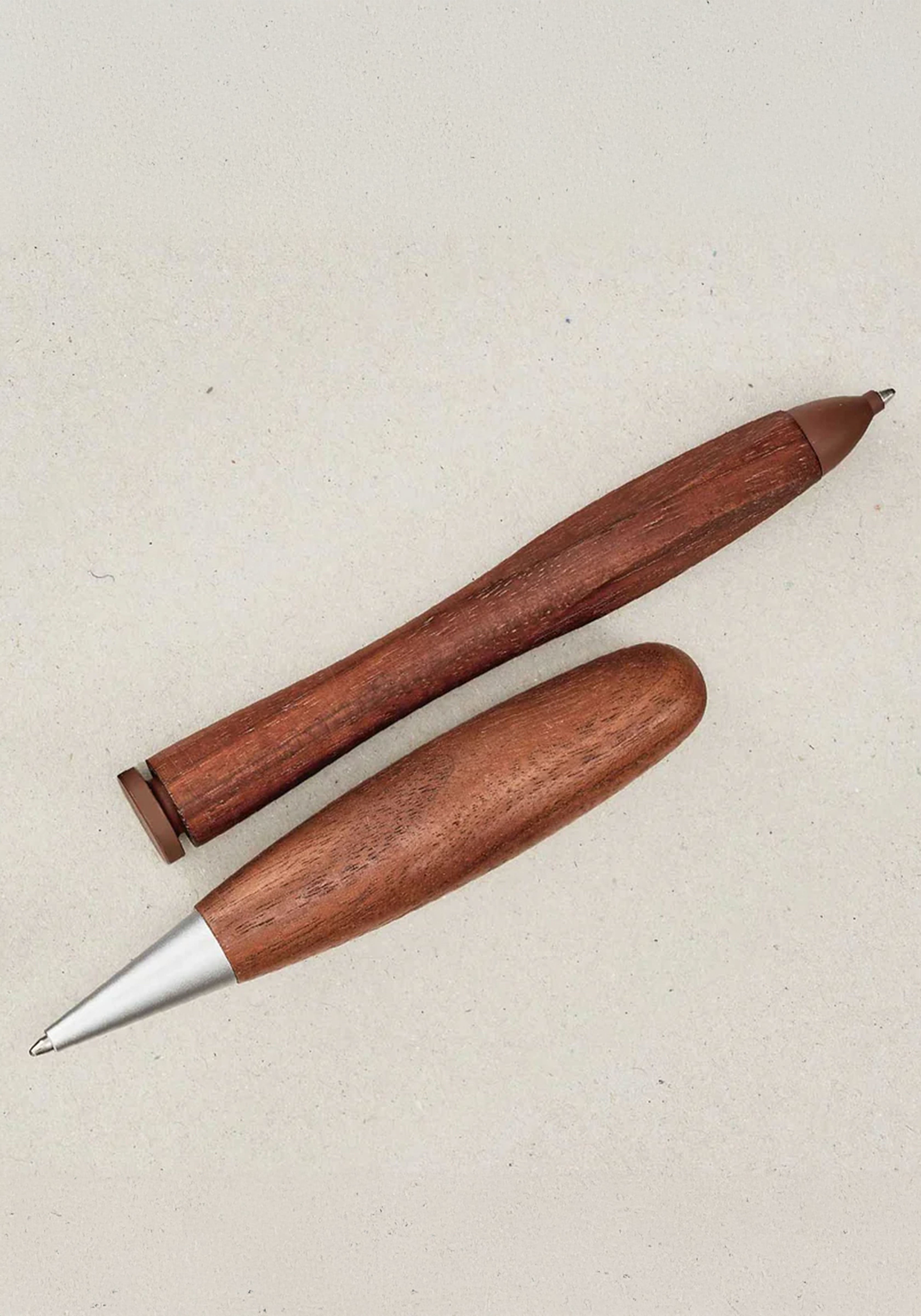 עט כדורי מעץ אגוז בגימור אורגנו | E+M Swing