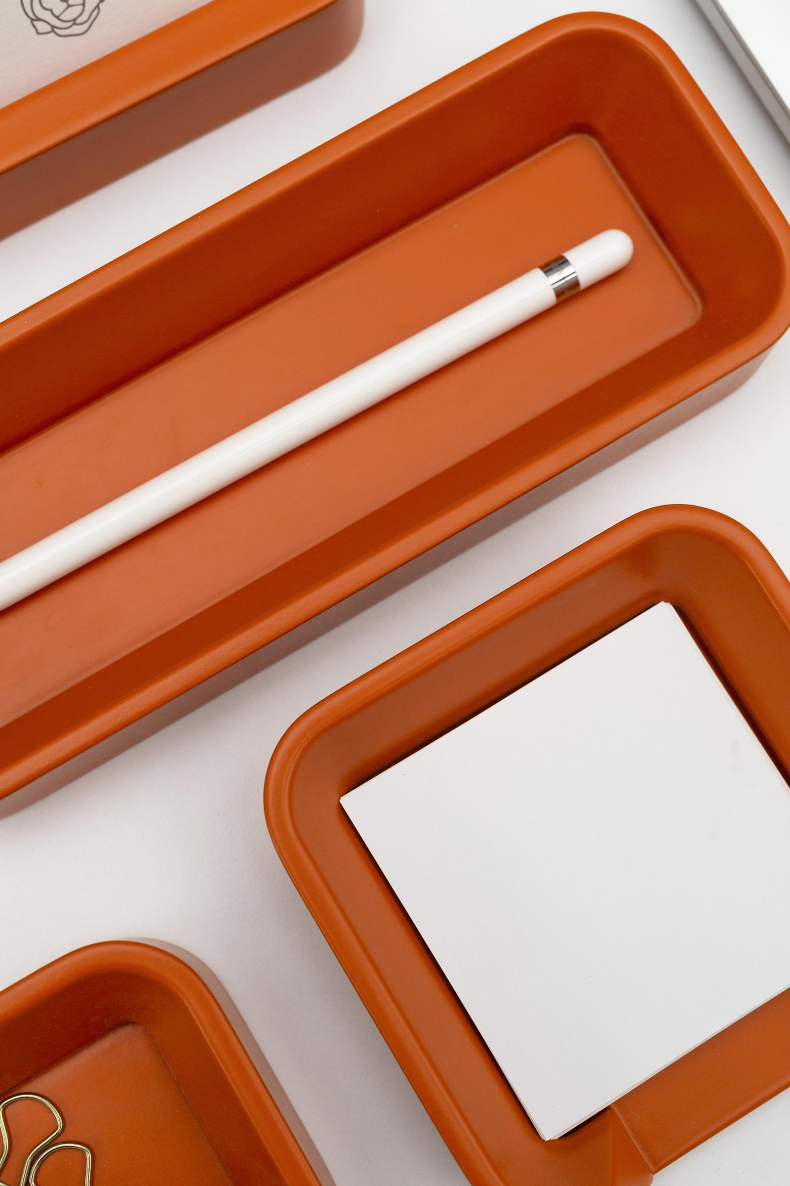 מגש לכלי כתיבה מעץ בעיצוב מודרני לשולחן מאורגן | גימור בצבע לבחירה