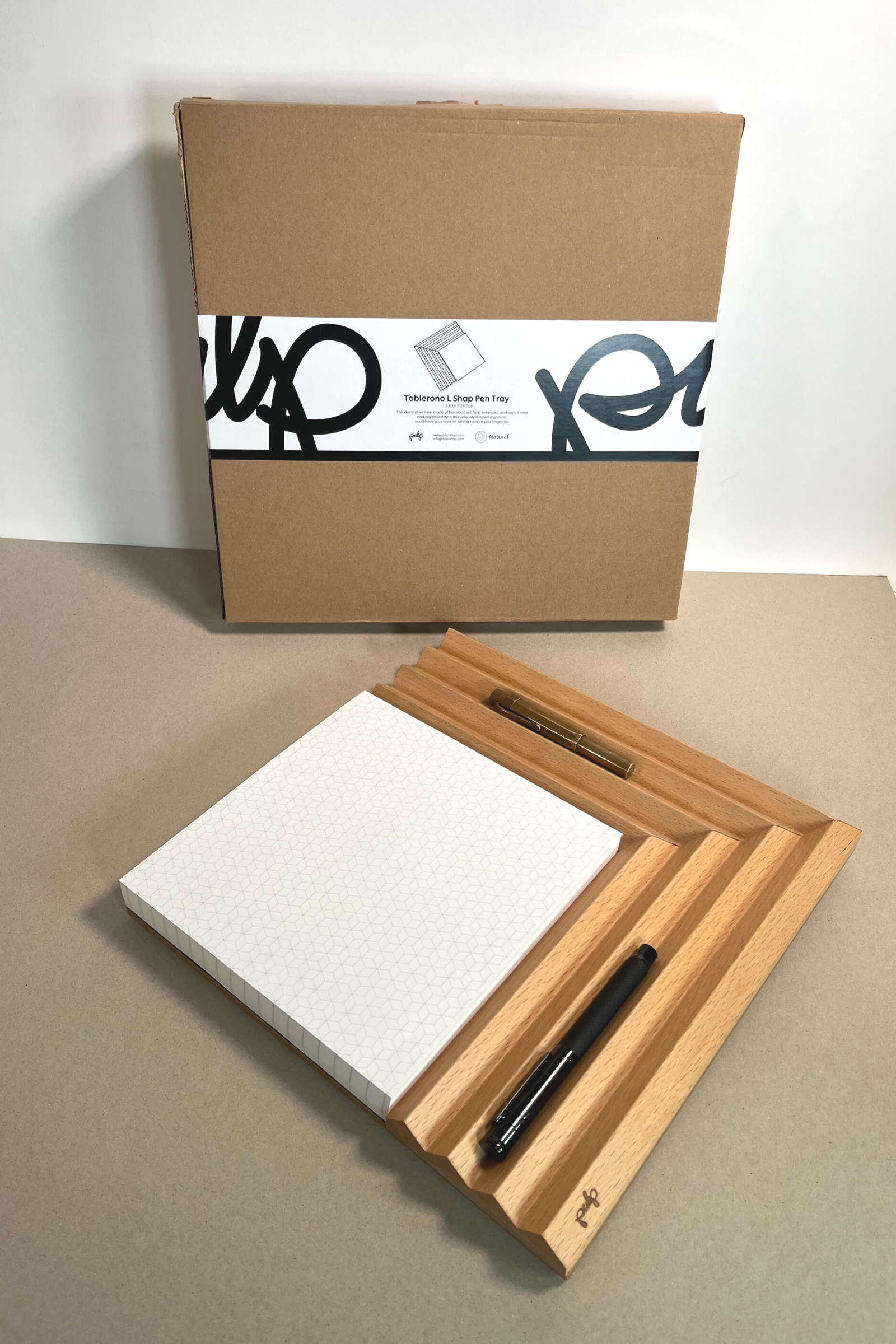 טובלרונו קורנר | אורגנייזר עץ פינתי משולב דפי ממו לשולחן עבודה וחדרי ישיבות