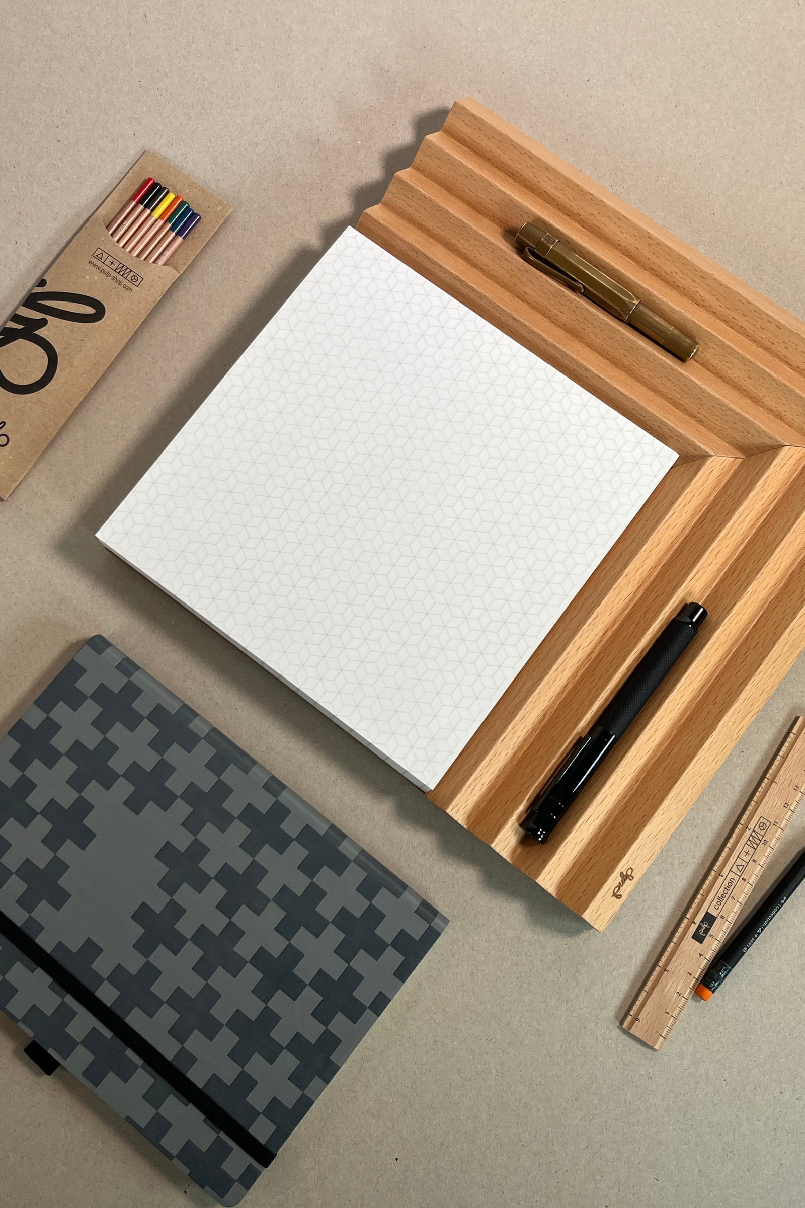 טובלרונו קורנר | אורגנייזר עץ פינתי משולב דפי ממו לשולחן עבודה וחדרי ישיבות