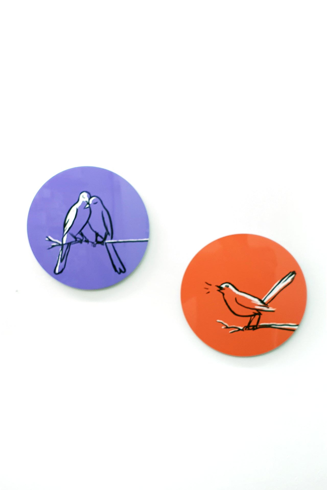 שלישיית עיגולי אלומיניום חתומים בהדפסת סובלימציה |יזהר כהן אוסף פרטי| בית