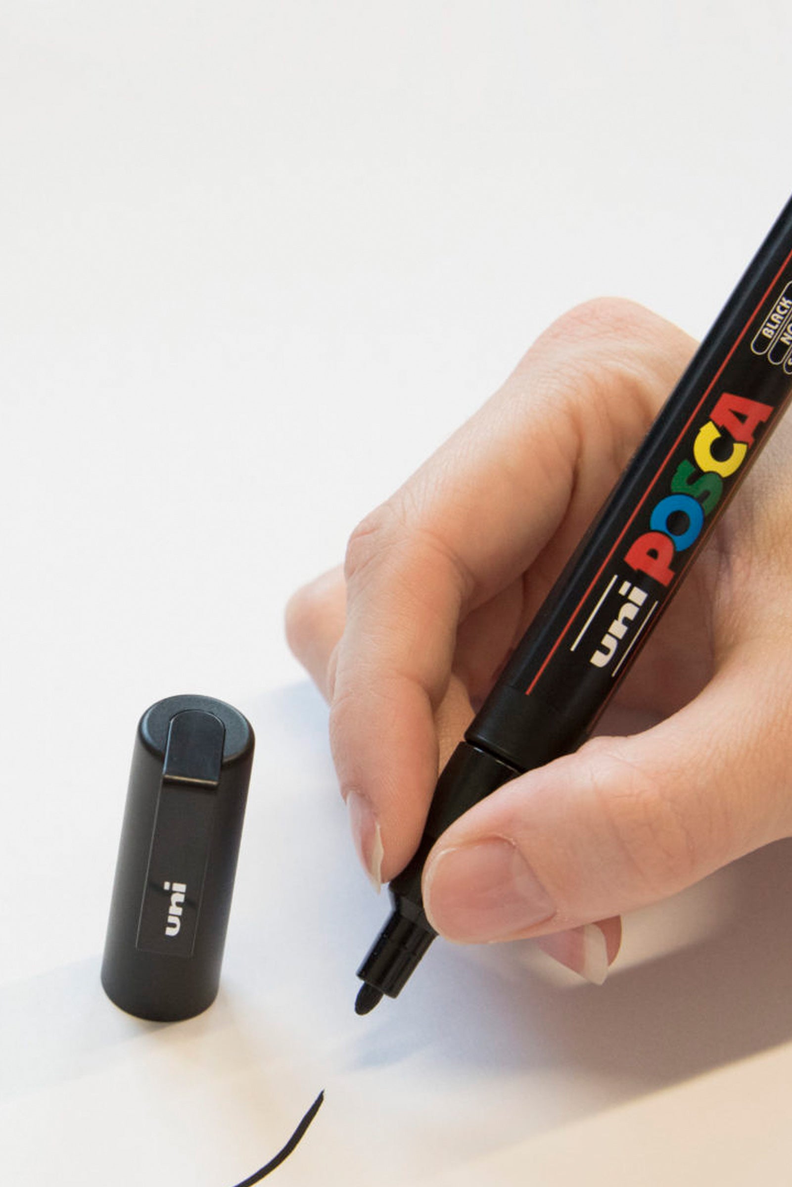 posca by uniball - 3M - סט 8 יח' טושים אקריליים לציור פוסקה בעובי 0.9-1.3 מ"מ