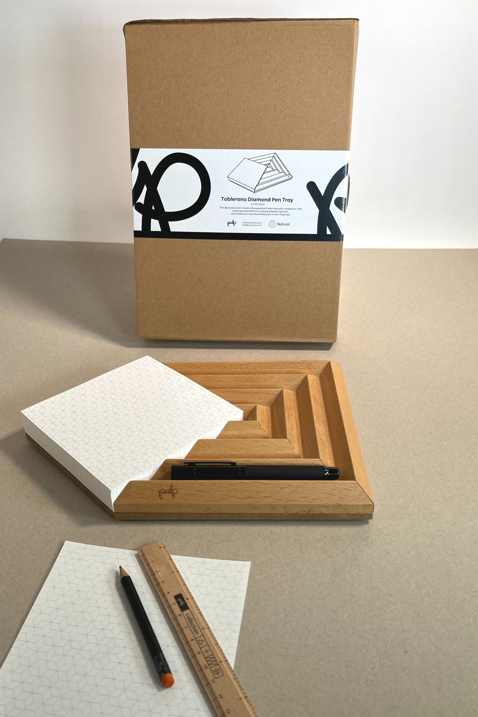 טובלרונו יהלום | מגש עץ בוק משולב דפי ממו לשולחן עבודה וחדרי ישיבות