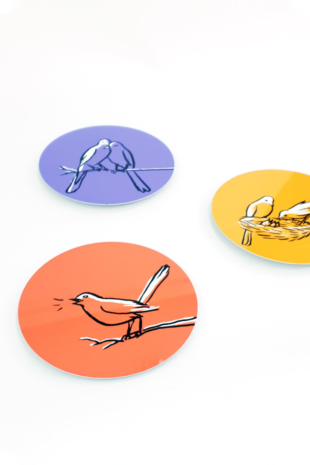 שלישיית עיגולי אלומיניום חתומים בהדפסת סובלימציה |יזהר כהן אוסף פרטי| בית