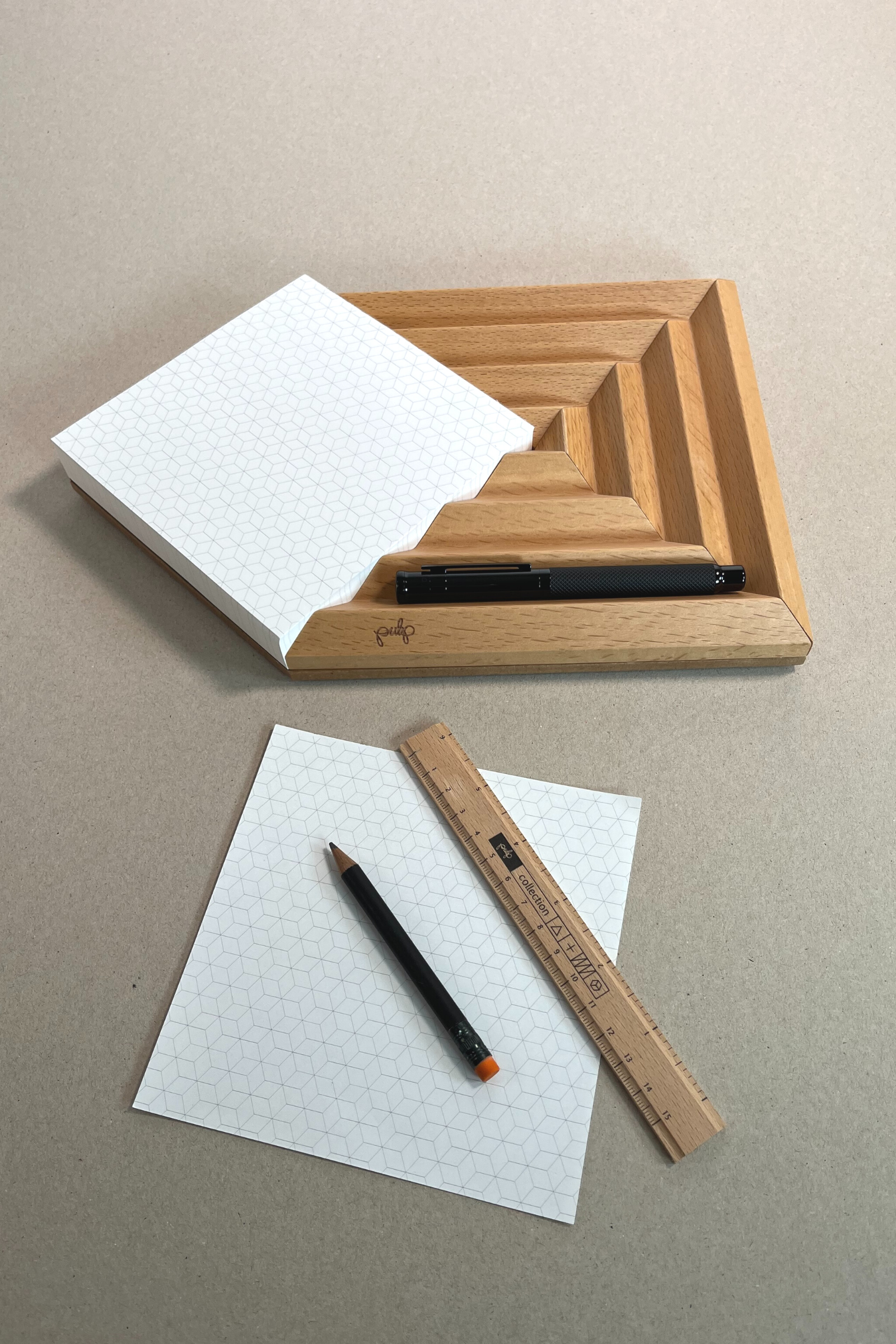 טובלרונו יהלום | מגש עץ בוק משולב דפי ממו לשולחן עבודה וחדרי ישיבות