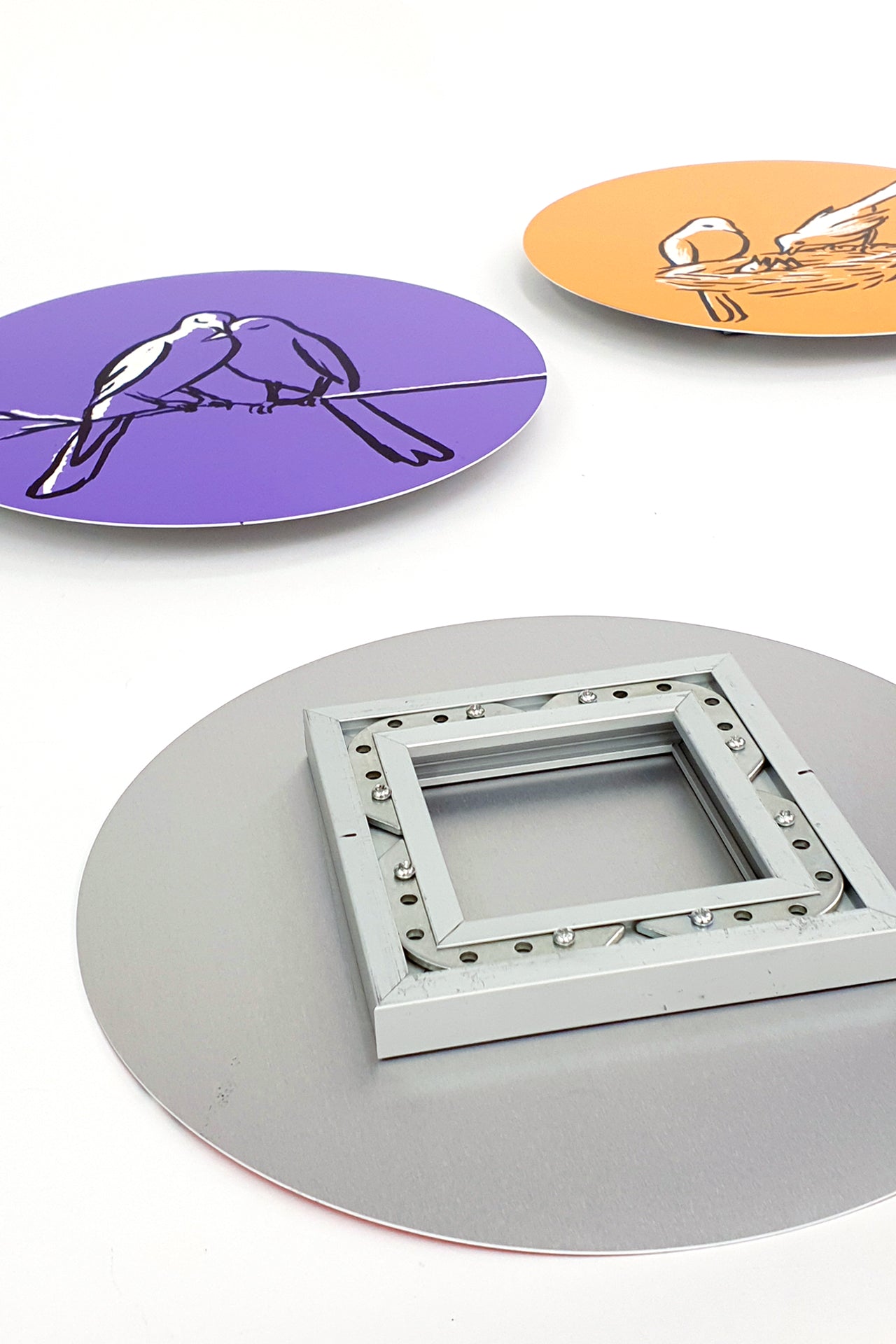 שלישיית עיגולי אלומיניום חתומים בהדפסת סובלימציה |יזהר כהן אוסף פרטי| בית