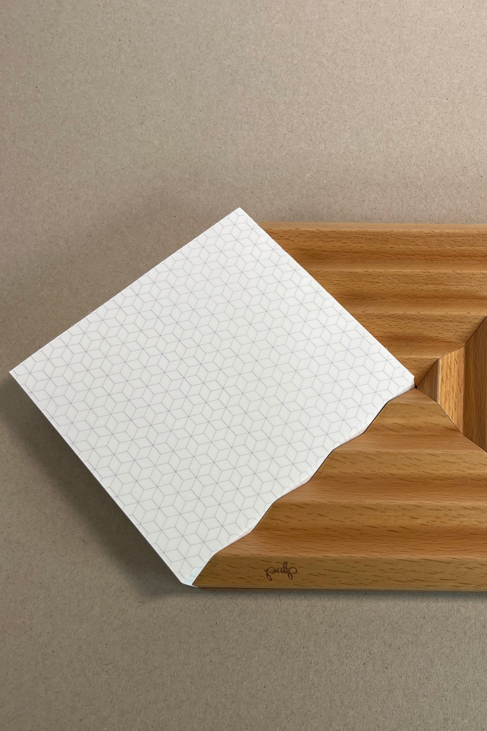 טובלרונו יהלום | מגש עץ בוק משולב דפי ממו לשולחן עבודה וחדרי ישיבות