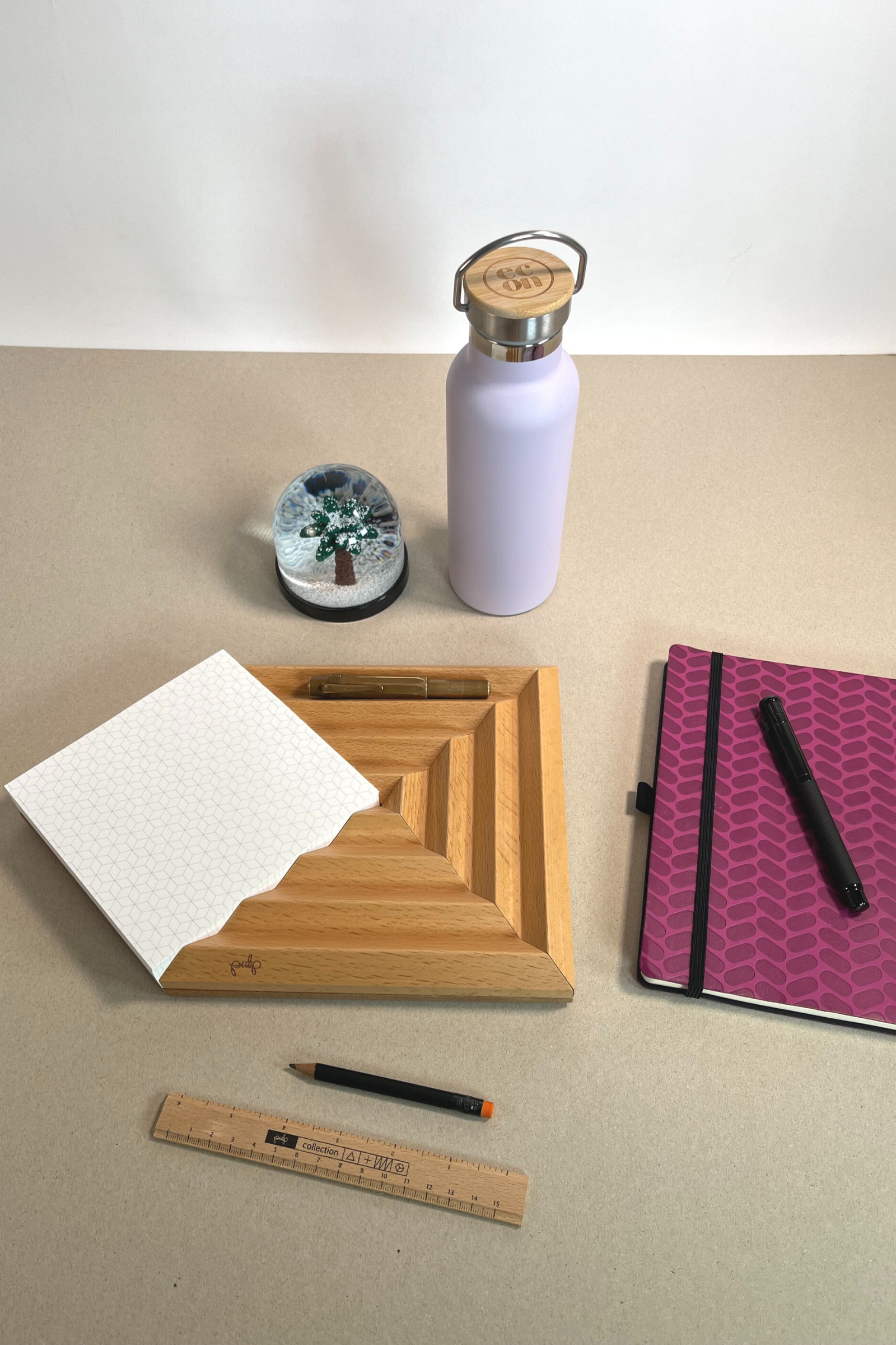 טובלרונו יהלום | מגש עץ בוק משולב דפי ממו לשולחן עבודה וחדרי ישיבות