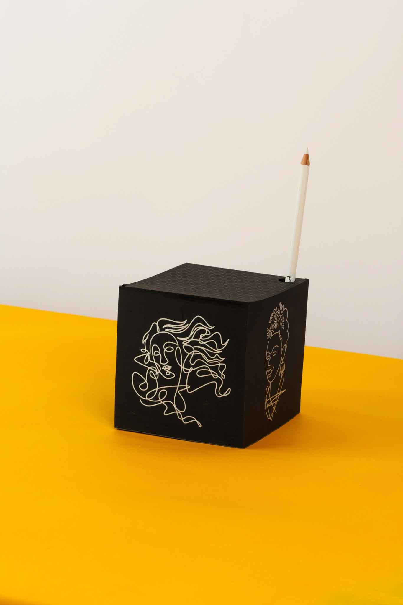 קוביית נייר שחור מאוירת ע״י חן מכבי | הנערות