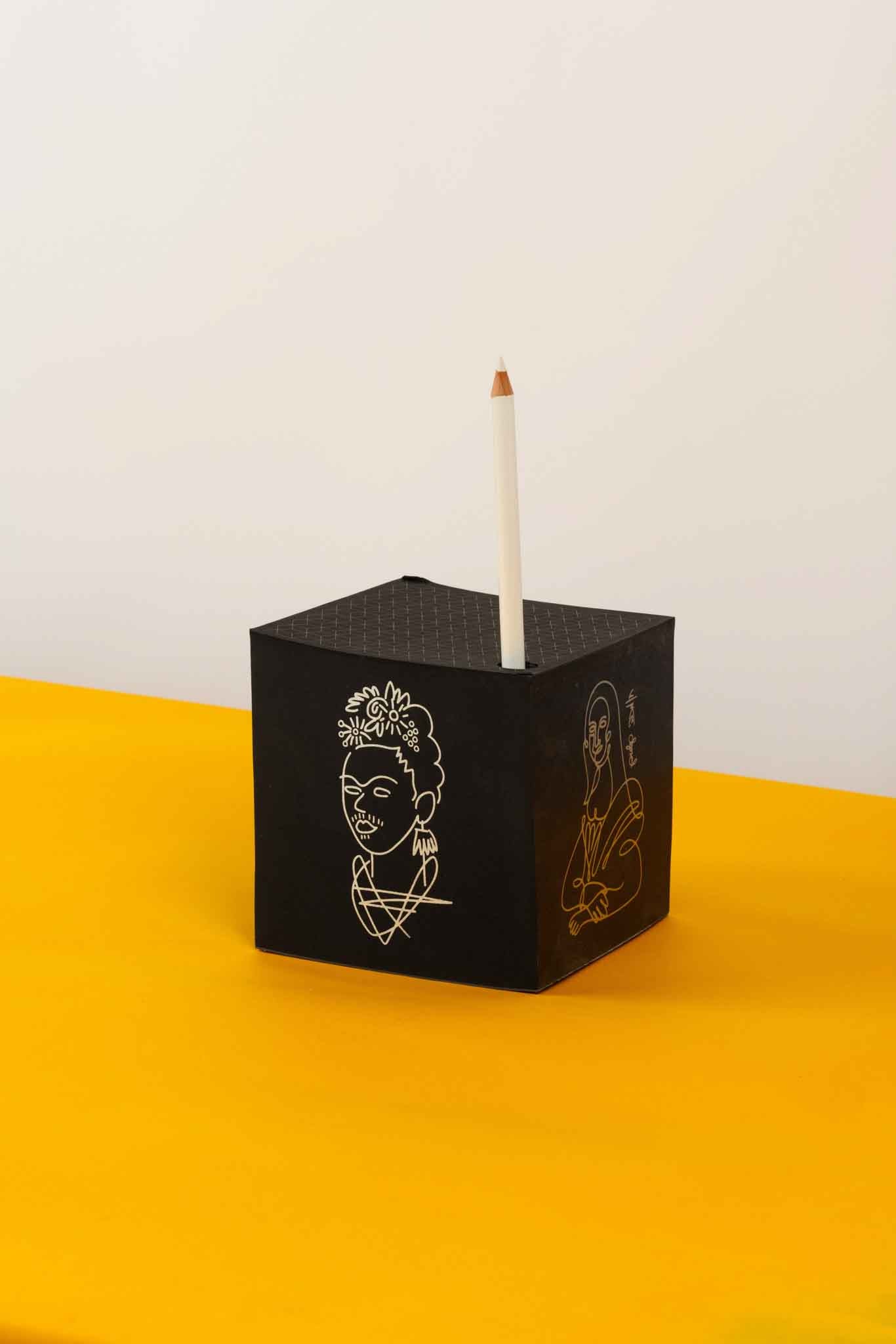 קוביית נייר שחור מאוירת ע״י חן מכבי | הנערות