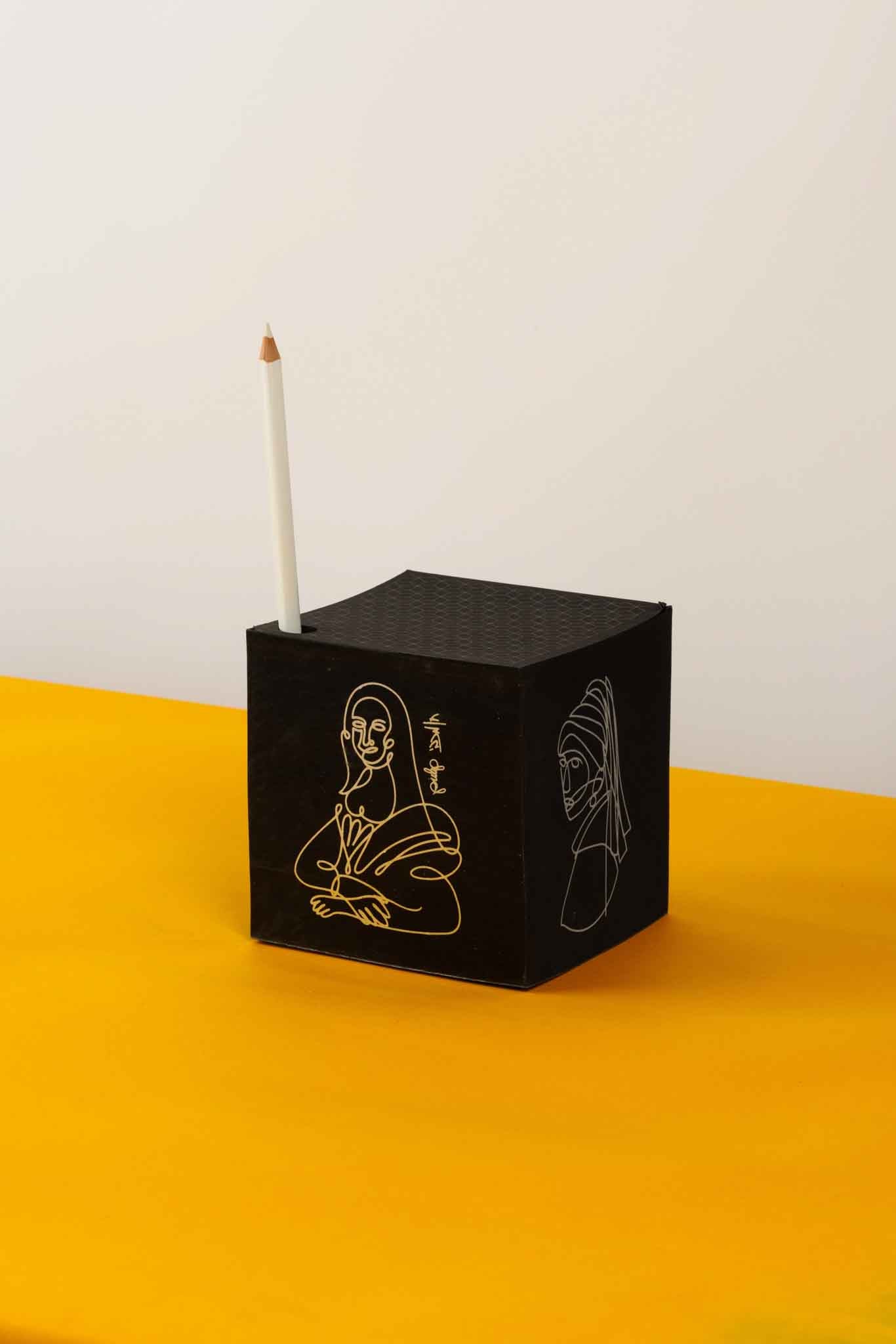 קוביית נייר שחור מאוירת ע״י חן מכבי | הנערות