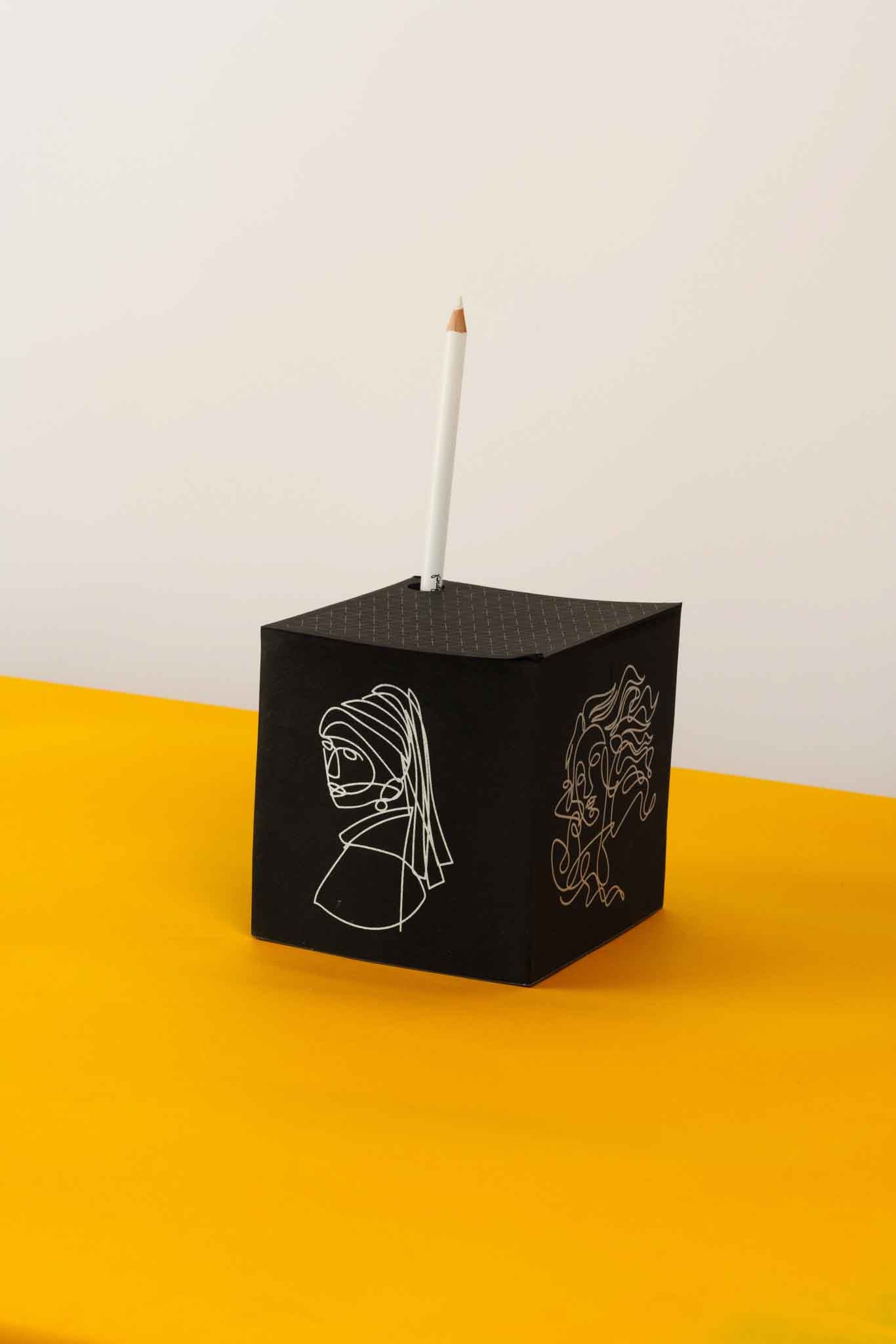 קוביית נייר שחור מאוירת ע״י חן מכבי | הנערות