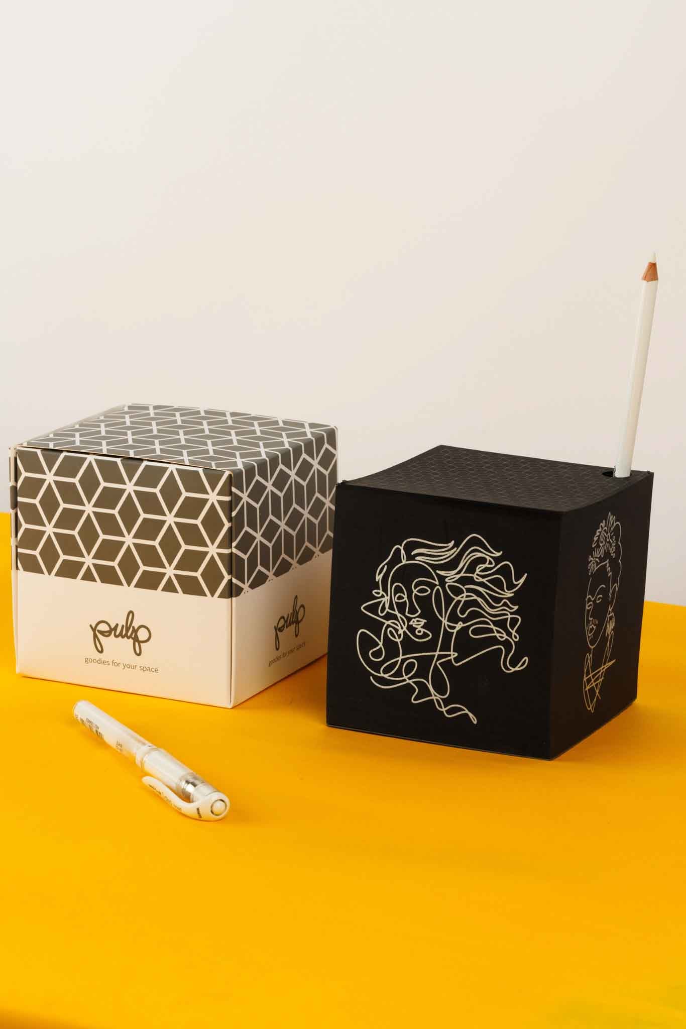 קוביית נייר שחור מאוירת ע״י חן מכבי | הנערות