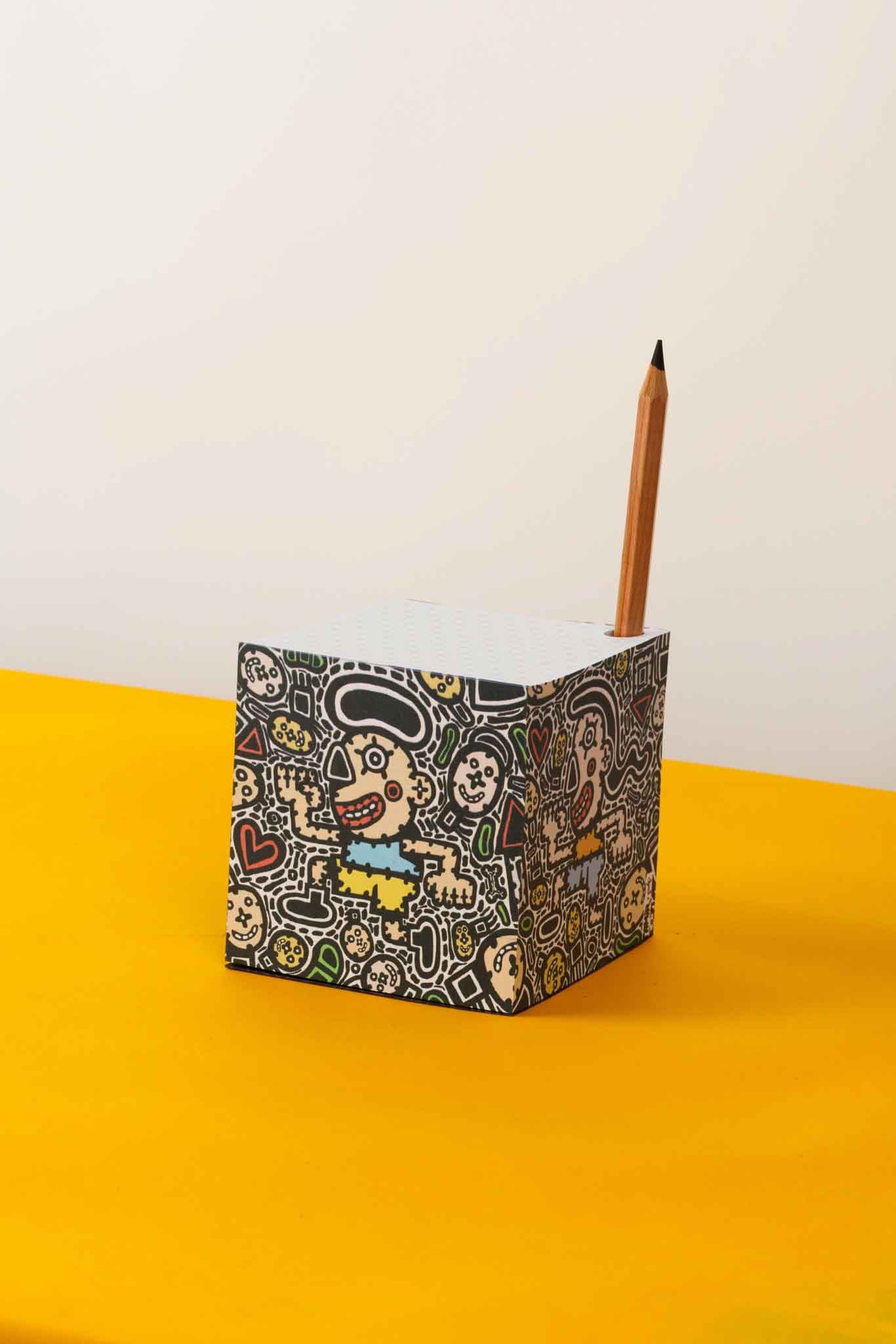 קוביית נייר לבנה מאויירת ע״י תמיר שפר-הרצים