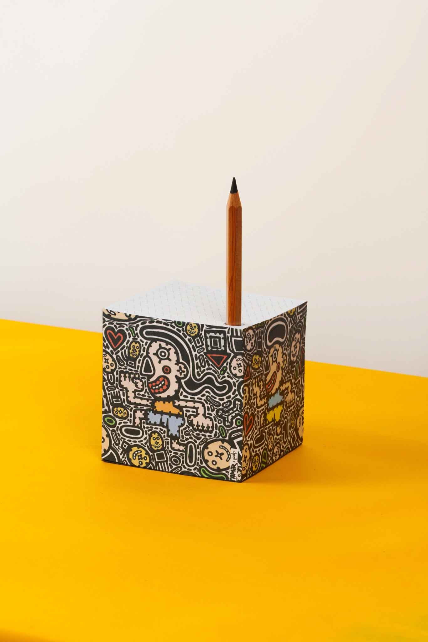 קוביית נייר לבנה מאויירת ע״י תמיר שפר-הרצים