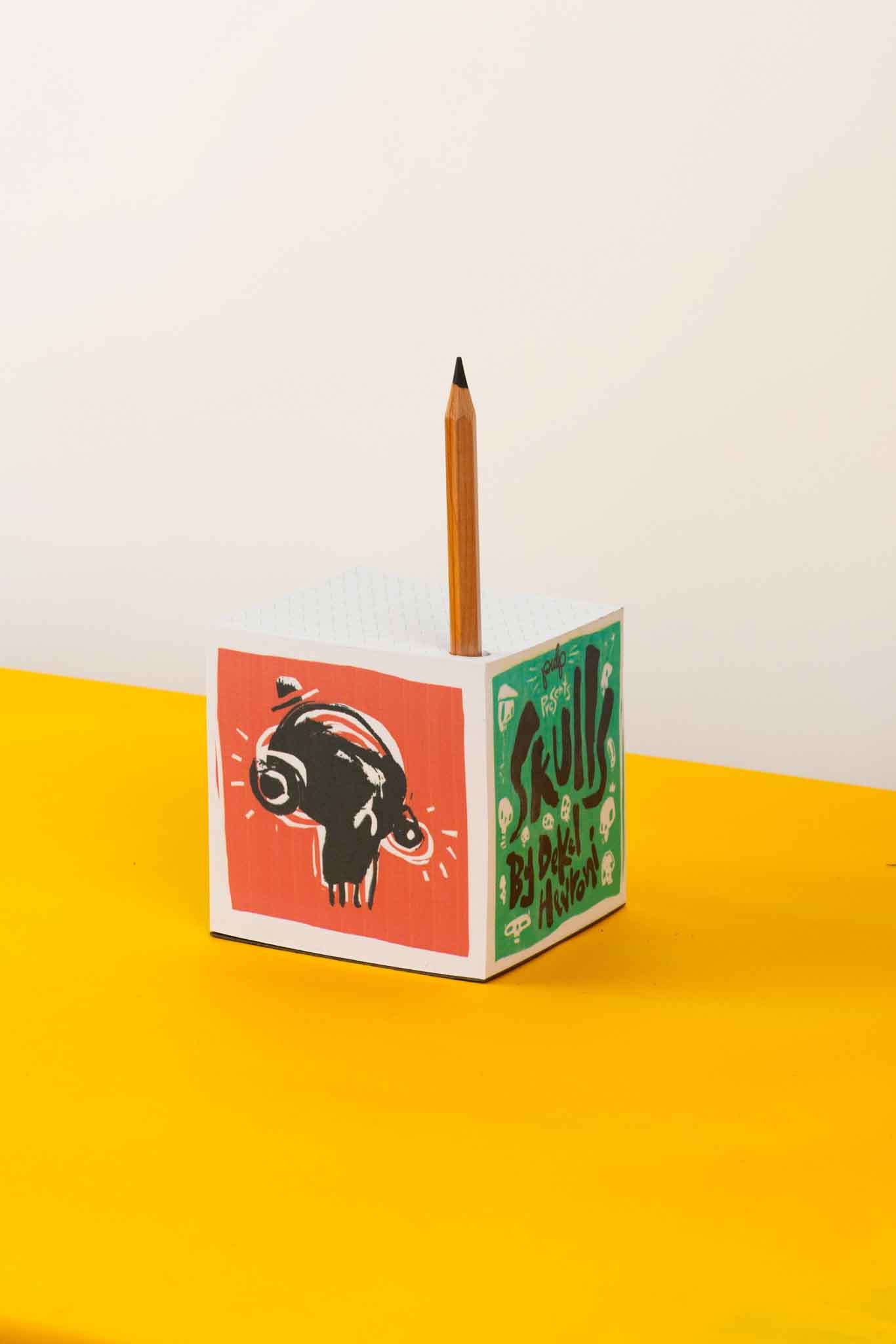 קוביית נייר לבנה איור דקל חברוני-SKULLS