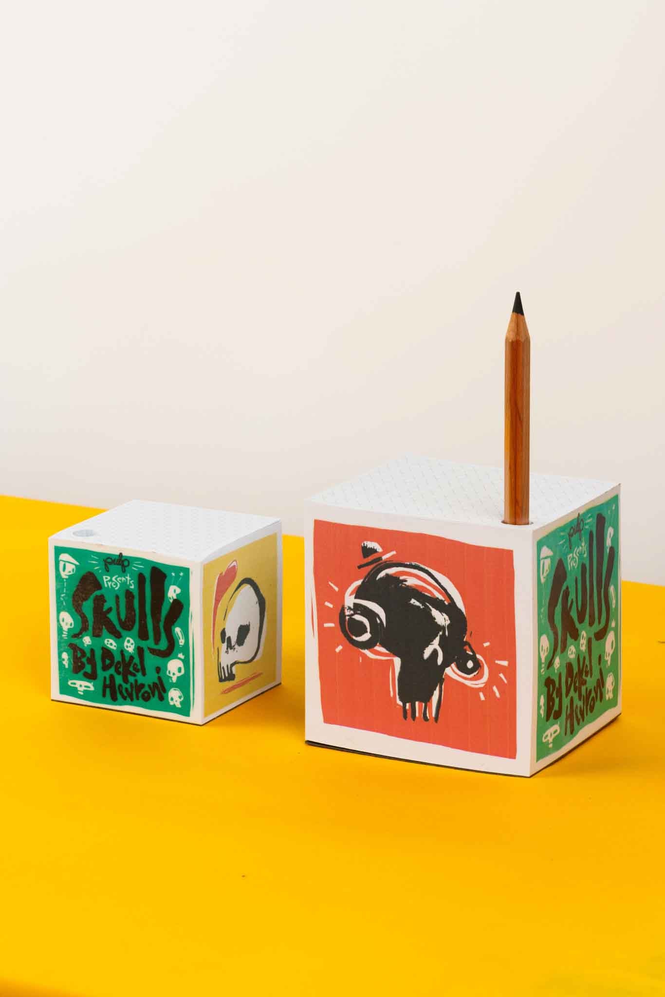 קוביית נייר לבנה איור דקל חברוני-SKULLS