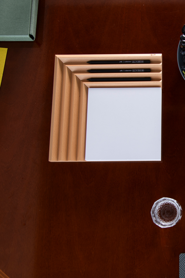 טובלרונו CORNER | אורגנייזר עץ פינתי משולב דפי ממו לשולחן עבודה וחדרי ישיבות
