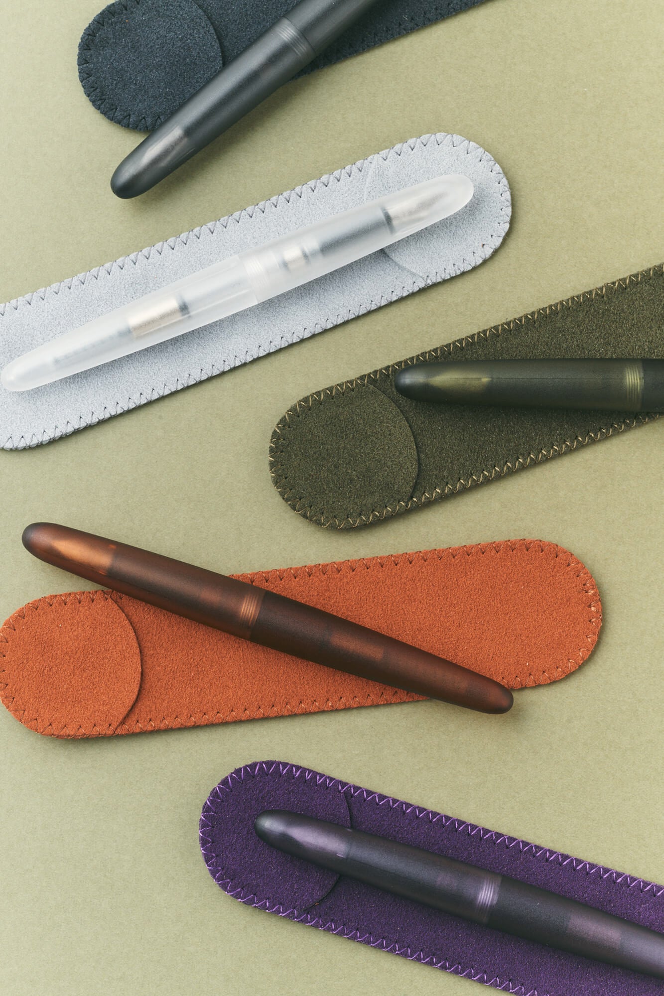 נרתיק אפור בהיר לעט מדגם פרוסט | Kakimori Soft pen case
