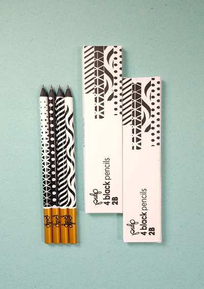 רביעיית עפרונות מאויירים מעץ שחור בעיצוב שחור לבן | 2B