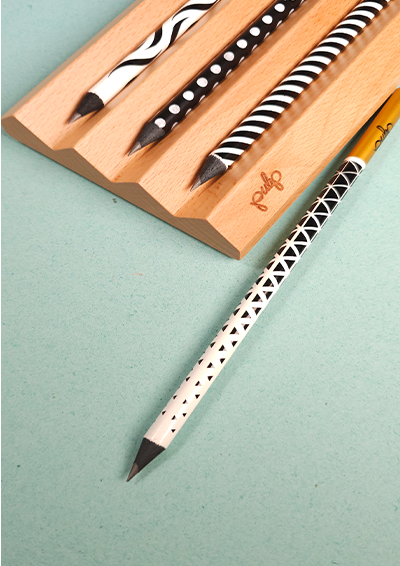 עיפרון מאוייר מעץ שחור בעיצוב שחור לבן | 2B
